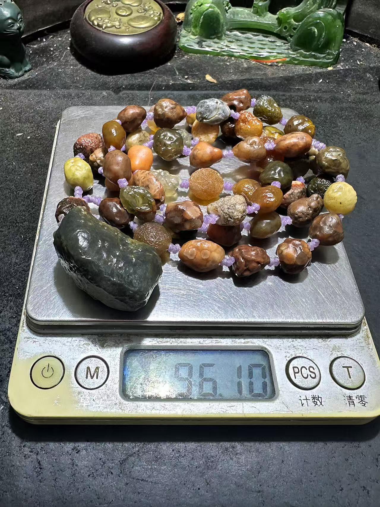 精美阿拉善鱼籽纹筋脉石玛瑙项链一条，，