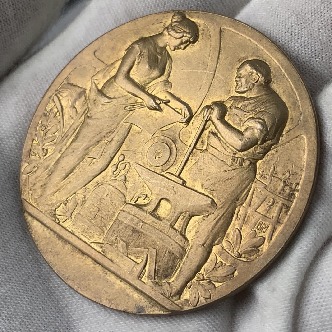 掌中浮雕-藏着的欧洲第031场 1914年德国法哈市工商业与农业展览会镀金银章，51mm，43g，原盒