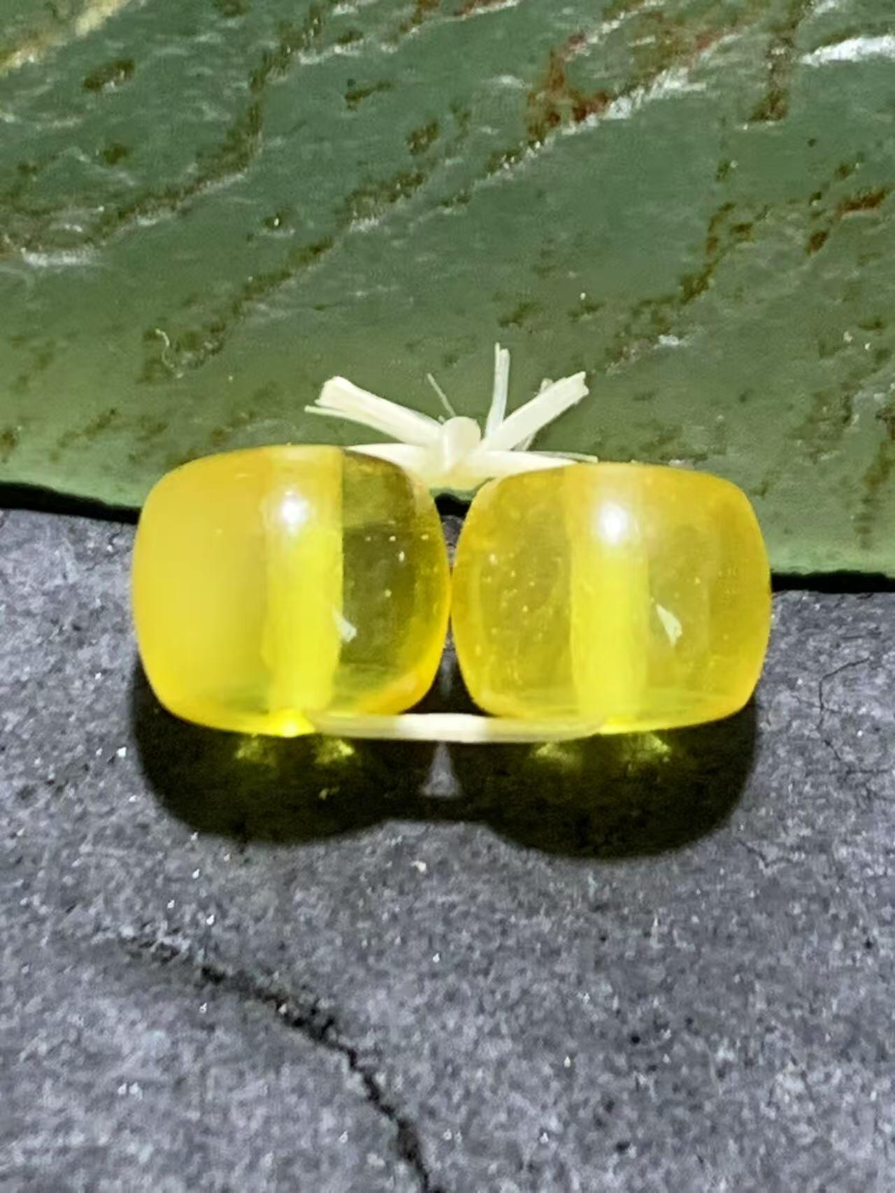 天然乌克兰原矿蜜蜡老形桶珠腰珠两颗，，