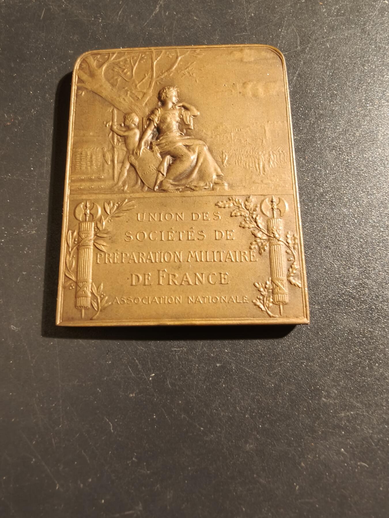 老王徽章第133期 法国军事教育联合会方形大铜章    原盒   尺寸51×40mm    重量54.8g     杜布瓦名作