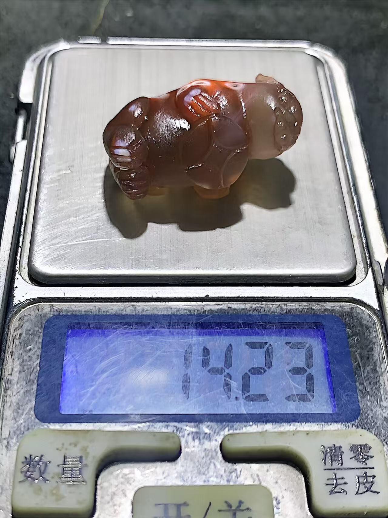 精美亚光罕见黑冻料飘红南红玛瑙手工雕刻鼠来宝吊坠一个，