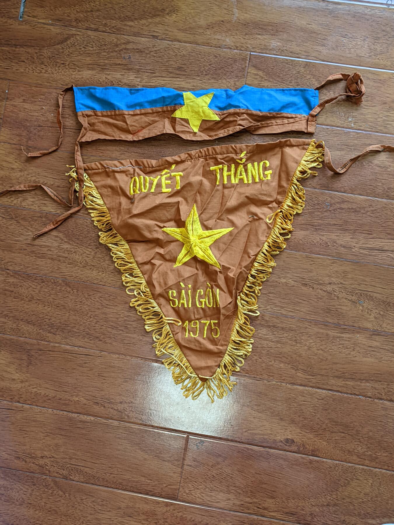 韵星假日拍卖第二十期 -- Rimey Holidays Auction 20 越南民主共和国1975年解放西贡纪念军旗和越共部队识别袖条 保存完好 无虫蛀 原品 非地摊后造