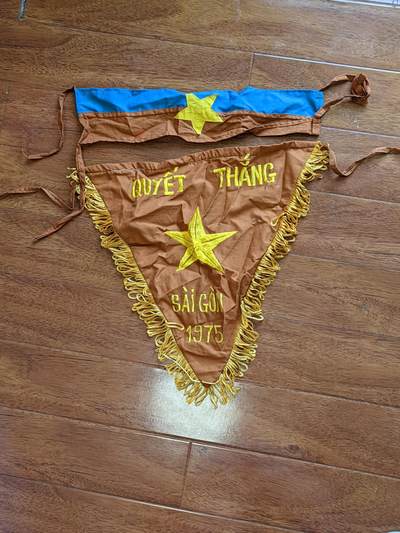 韵星假日拍卖第二十期 -- Rimey Holidays Auction 20 - 越南民主共和国1975年解放西贡纪念军旗和越共部队识别袖条 保存完好 无虫蛀 原品 非地摊后造