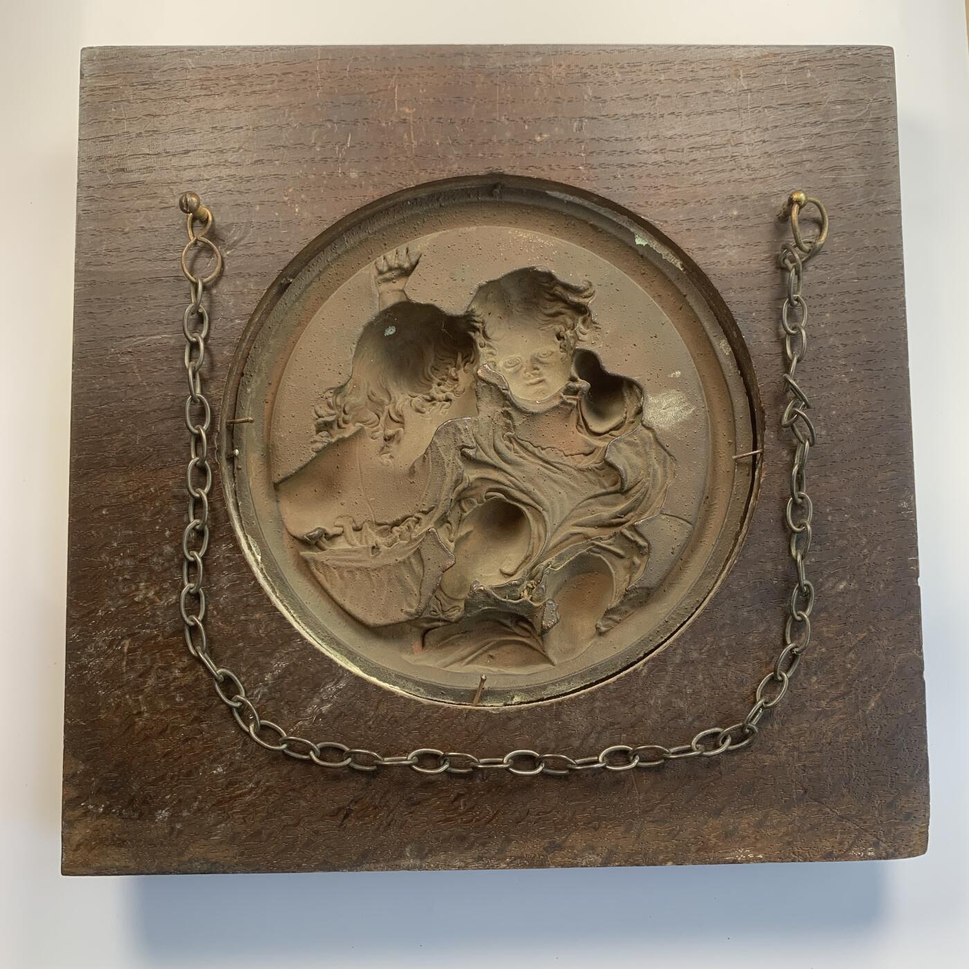 掌中浮雕-藏着的欧洲第031场 1848年英国“Calmady Children”（卡尔玛迪家的孩子）单面浮雕铜板。边缘铭文显示Edward William Wyon根据Thomas Lawrence的同名画作创作。铜板直径18cm，橡木框30×30cm。