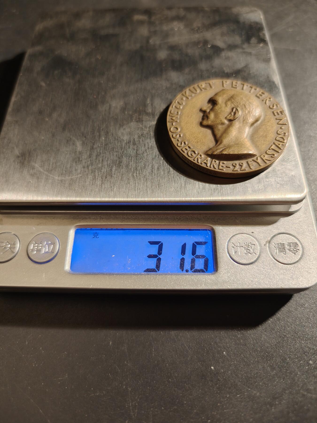 老王徽章第133期 瑞典摔跤协会著名运动员大铜章    直径40mm   重量31.6g