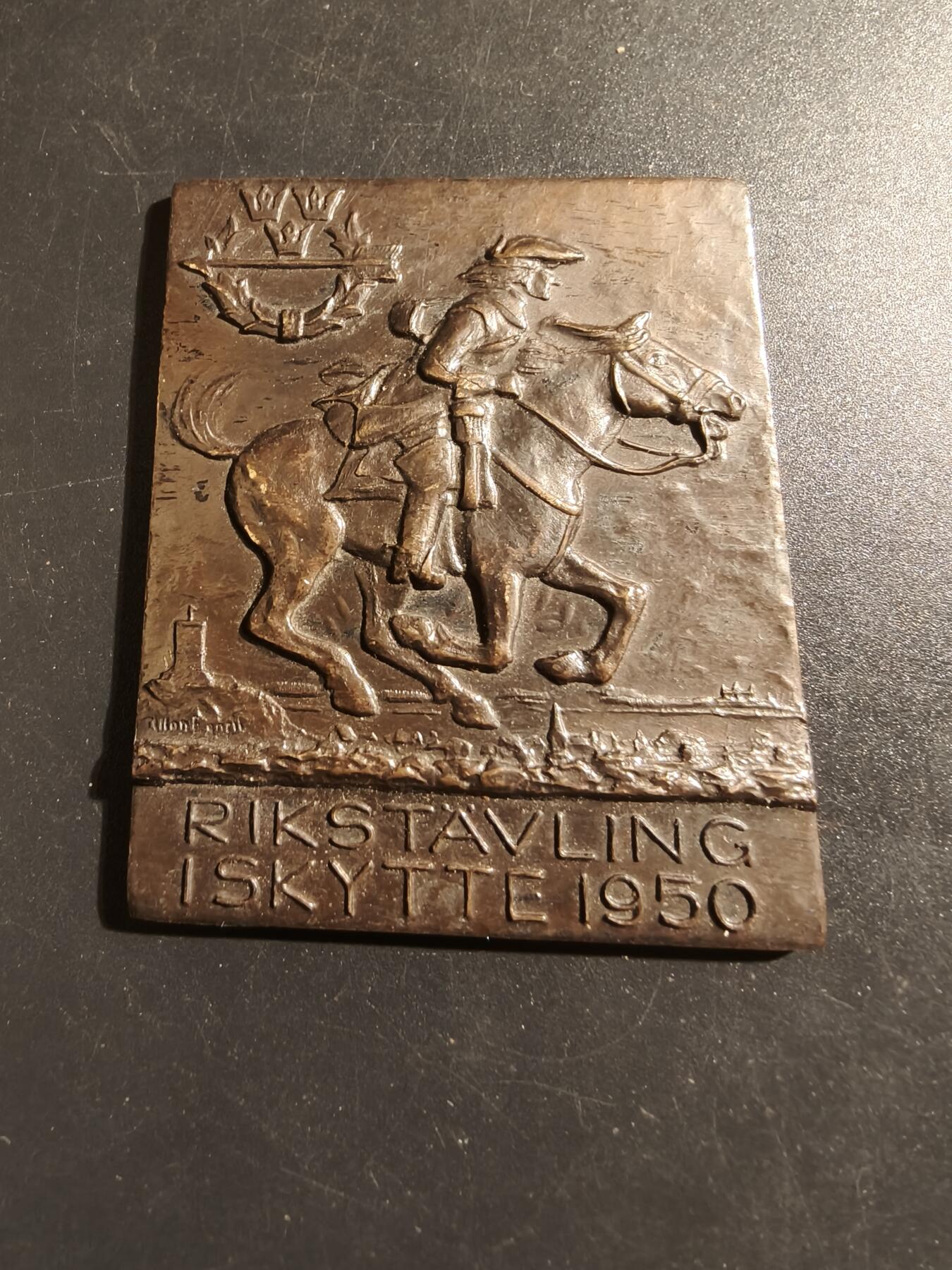 老王徽章第133期 瑞典1950年全国射击比赛方形大铜章    尺寸59×49mm    重量65.6g
