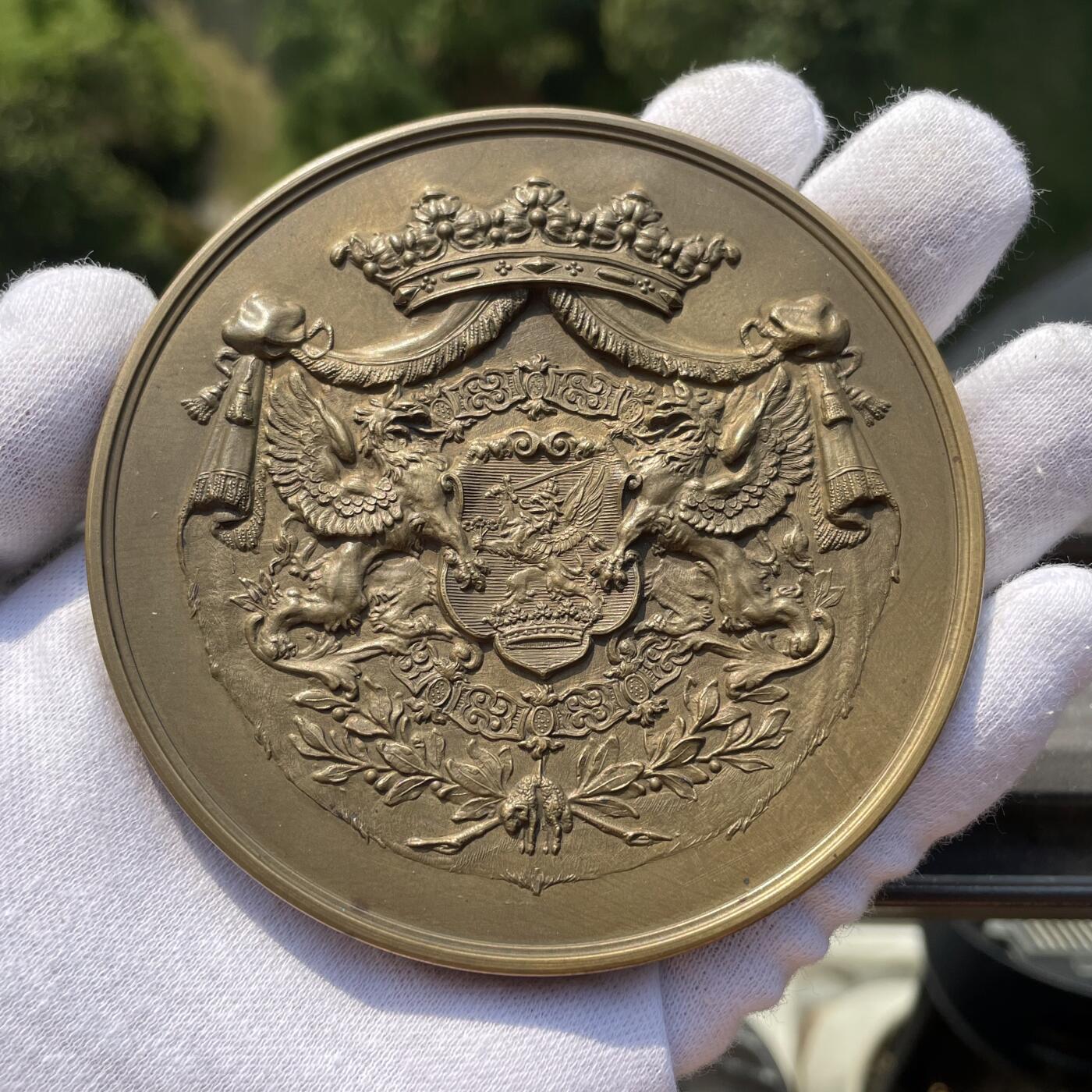 「木头集藏」章牌精品专场！ 1890年奥地利 莫里茨·埃斯特哈齐伯爵逝世纪念大型铜章，直径：90mm，纪念这位奥地利外交官兼政治家逝世的伯爵。正面伯爵半身像，身着皮草。背面：加冕的埃斯特哈齐家徽。非常罕见，品相上佳。