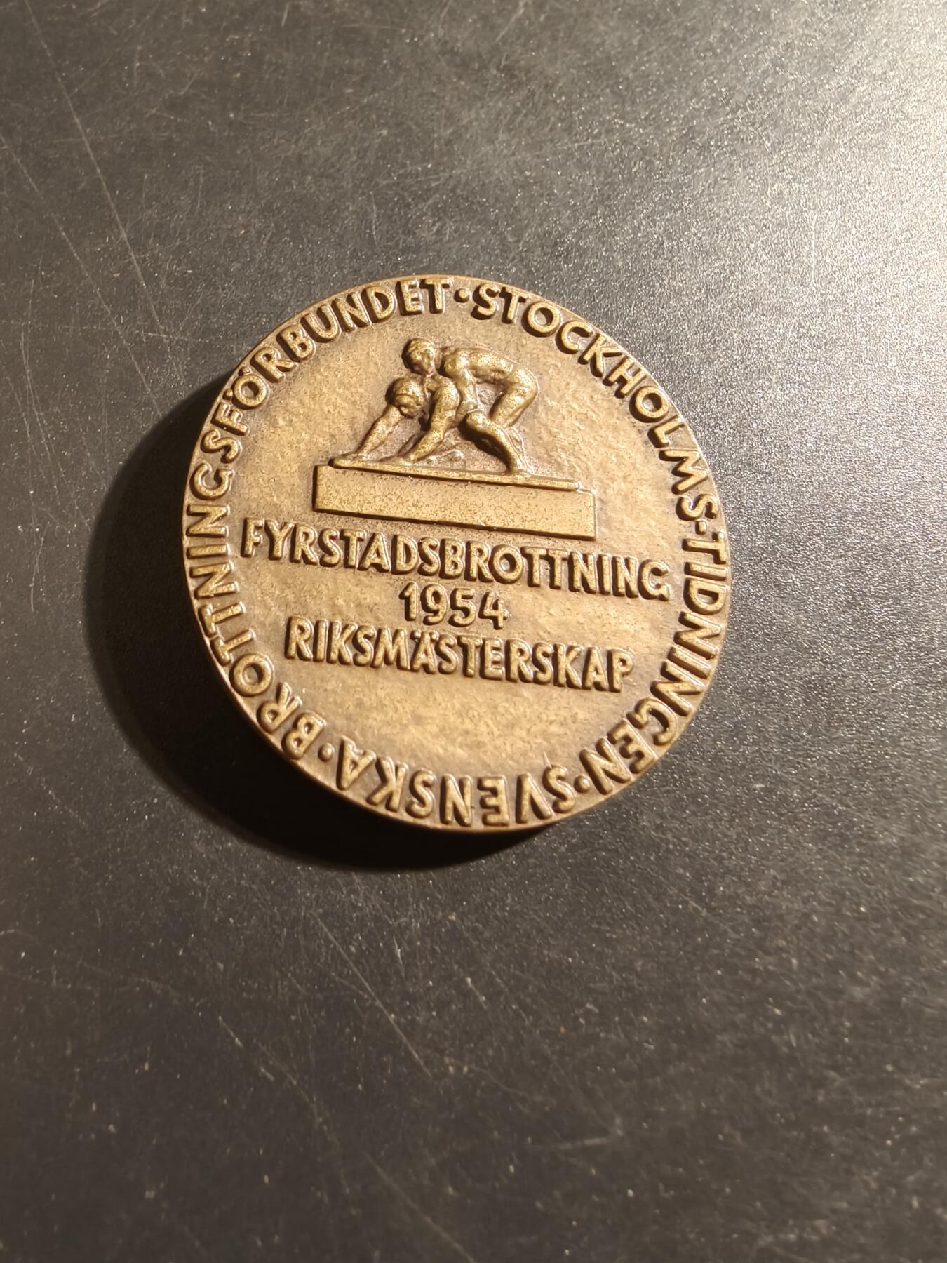 老王徽章第133期 瑞典摔跤协会著名运动员大铜章    直径40mm   重量31.6g