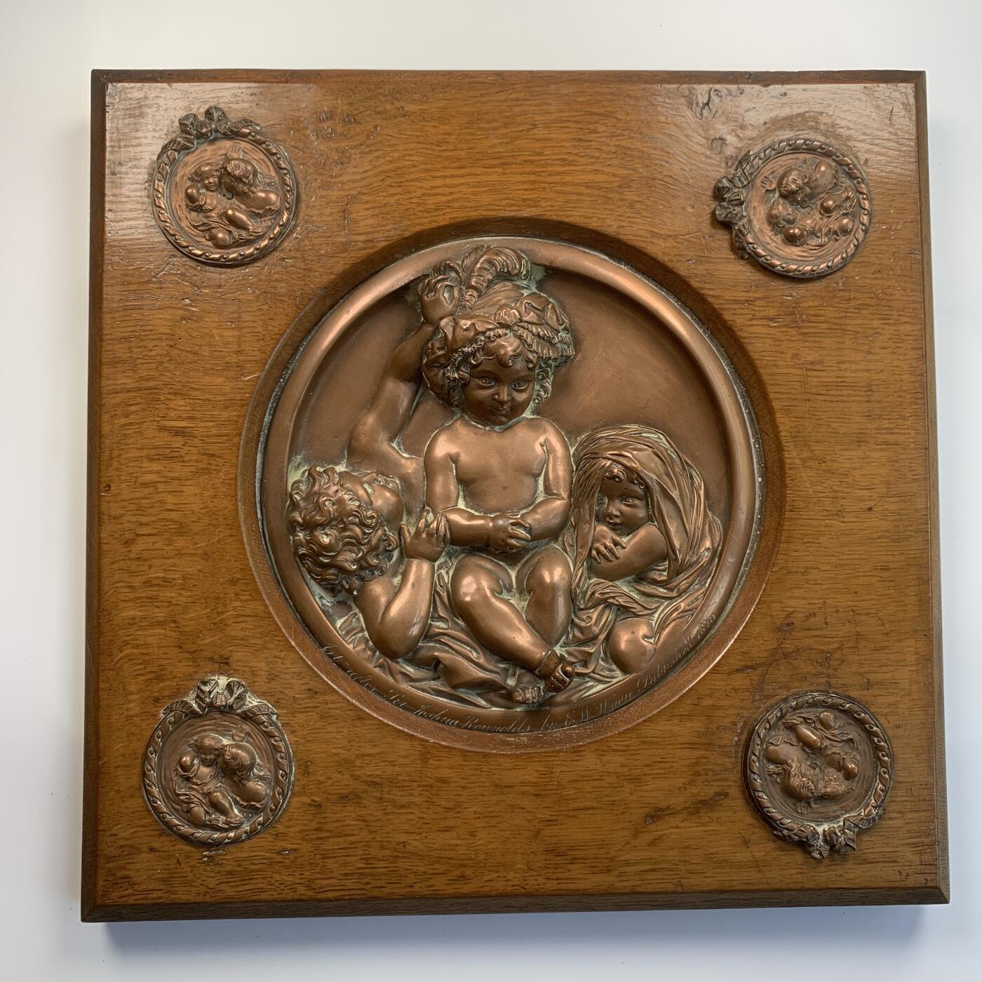 掌中浮雕-藏着的欧洲第031场 1849年英国“The Infant Academy”（幼儿学院）单面浮雕铜板，边缘铭文显示Edward William Wyon根据Joshua Reynolds的同名画作创作。铜板直径18cm，橡木框30×30cm