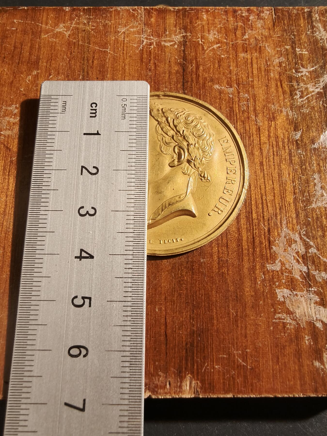 老王徽章第133期 法国拿破仑一世镶嵌木盒纪念章    章直径40mm  木盒直径10cm  重量113.5g