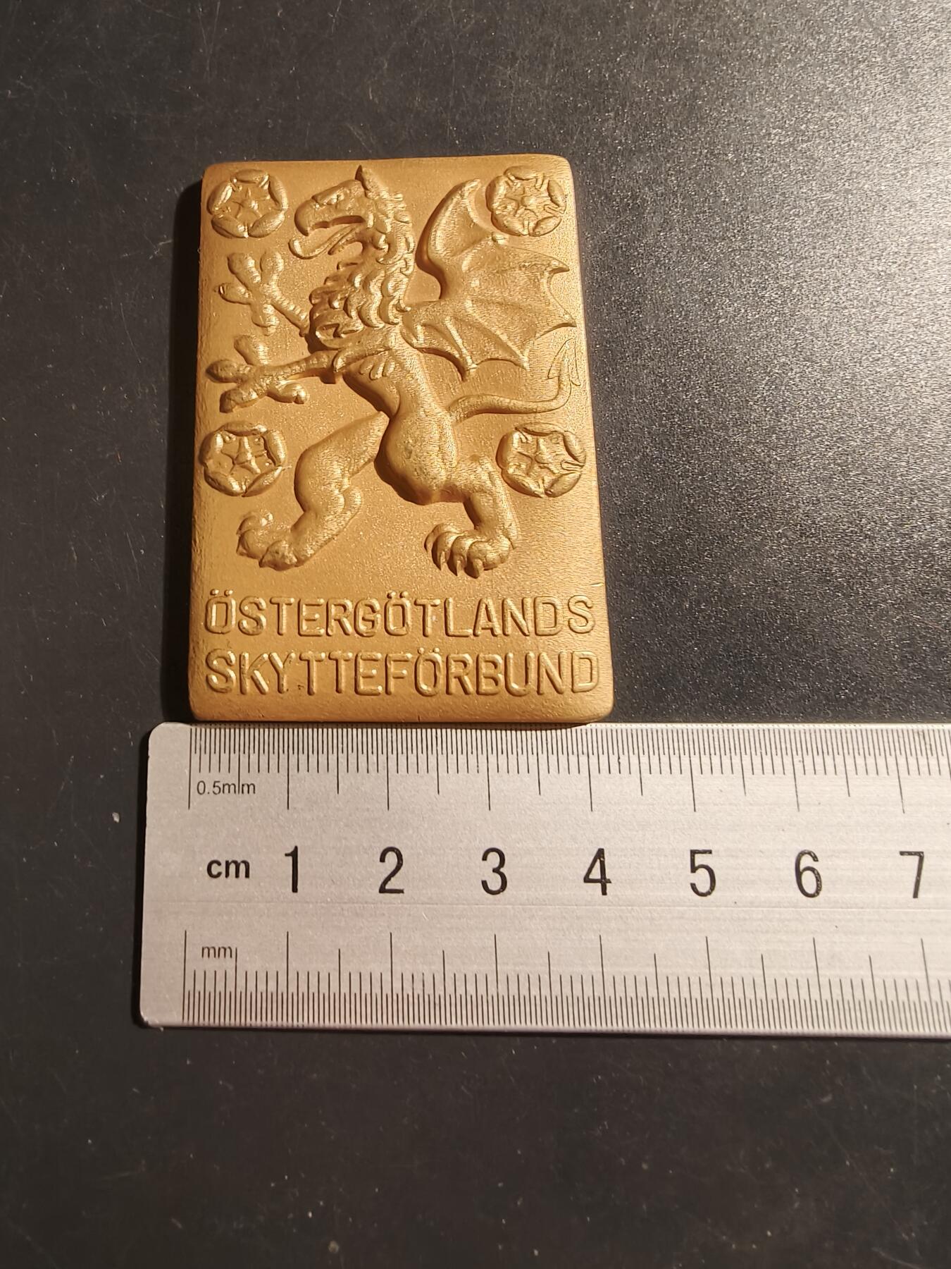 老王徽章第133期 瑞典东日德兰射击协会镀金方形大铜章    尺寸62×43mm   重量83.5g