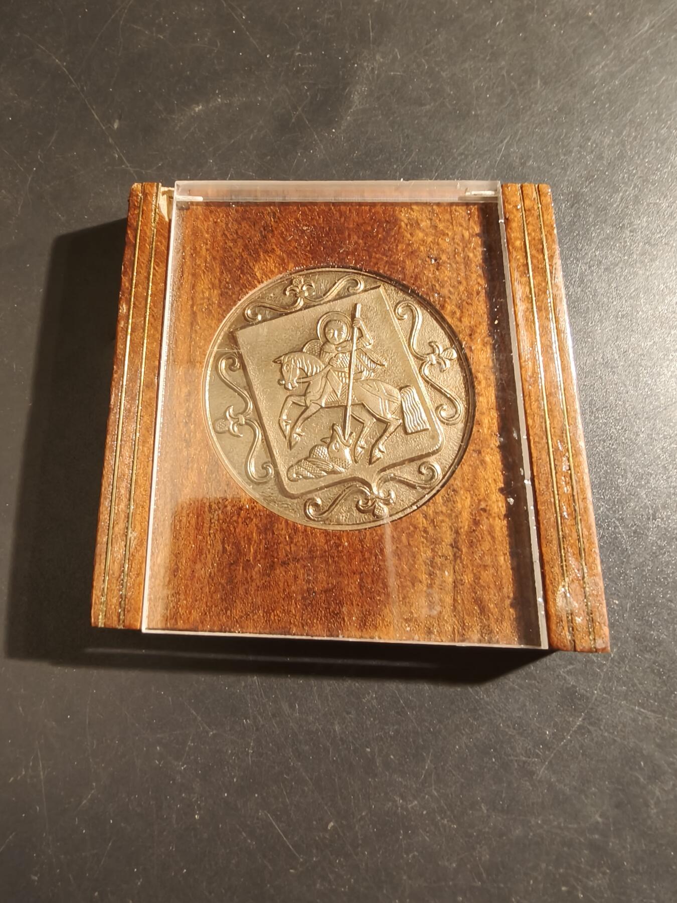 老王徽章第133期 苏联莫斯科1977和平鸽大铜章    直径50mm   重量74.3g    有展示盒