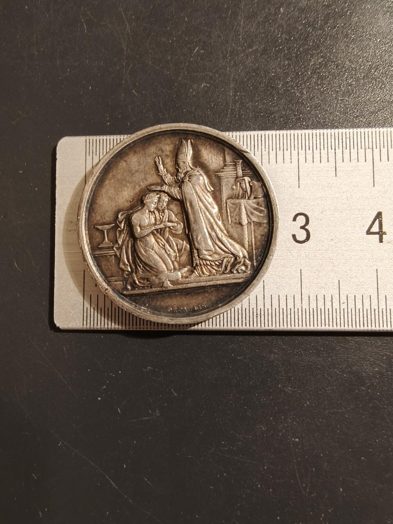 老王徽章第133期 法国婚章   1847年   带边铭背铭    手指银标   直径27mm   重量10.2g