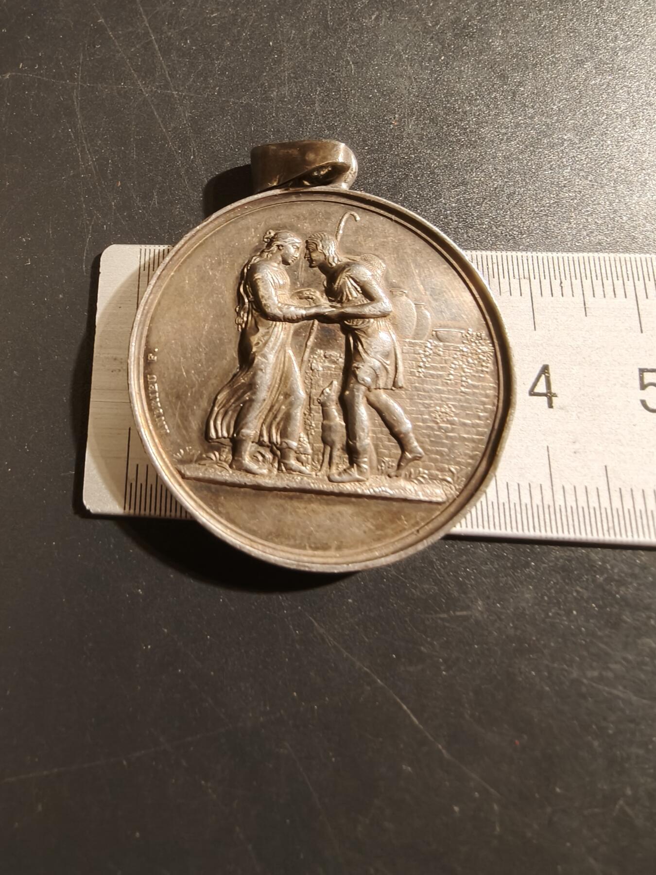 老王徽章第133期 法国婚章   带盒子   1896年授予带背铭   950银   直径38mm  重量23.5g   少见大尺寸版本