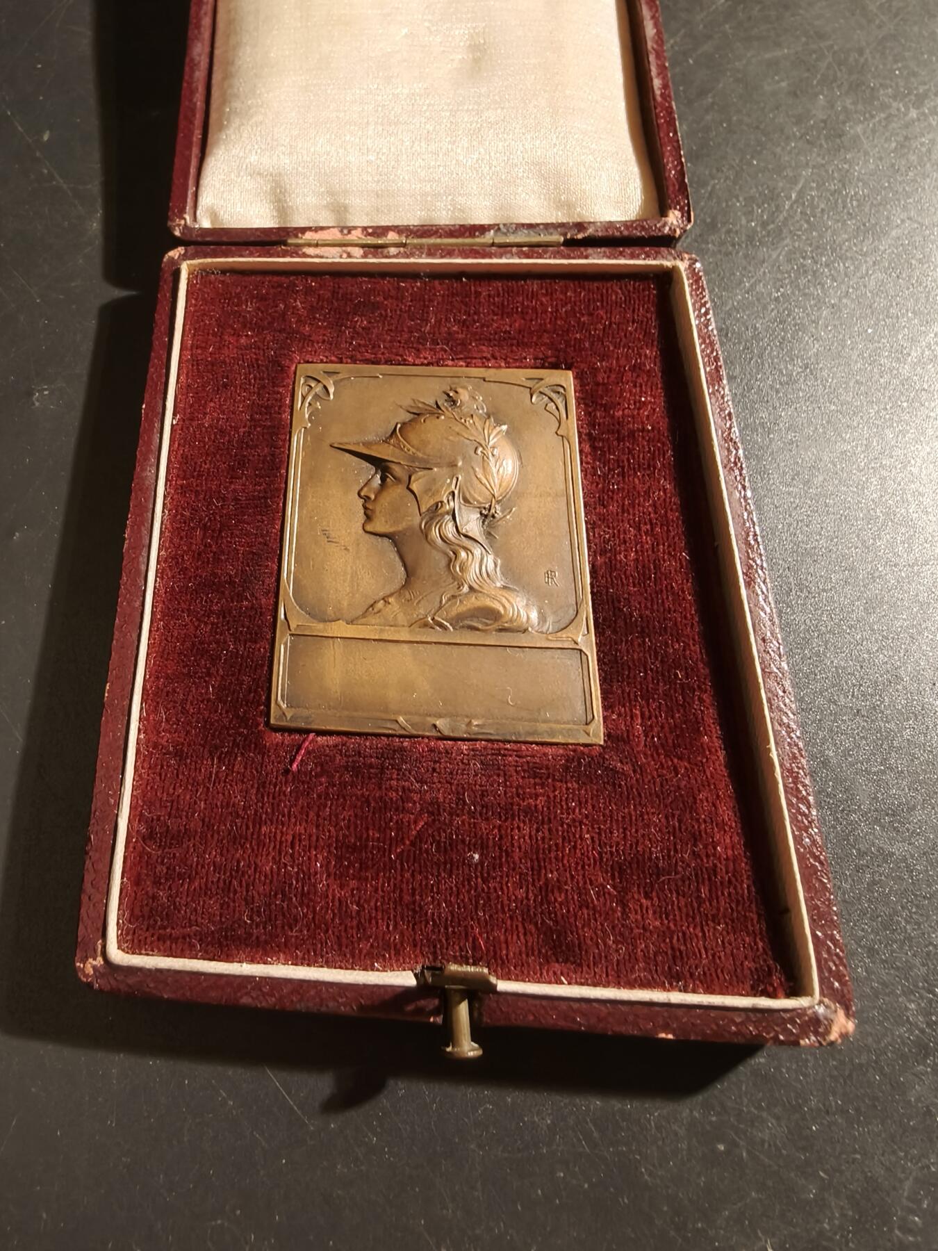 老王徽章第133期 法国方形大铜章    原盒    尺寸51×39mm   重量47.9g