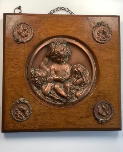 掌中浮雕-藏着的欧洲第031场 1849年英国“The Infant Academy”（幼儿学院）单面浮雕铜板，边缘铭文显示Edward William Wyon根据Joshua Reynolds的同名画作创作。铜板直径18cm，橡木框30×30cm