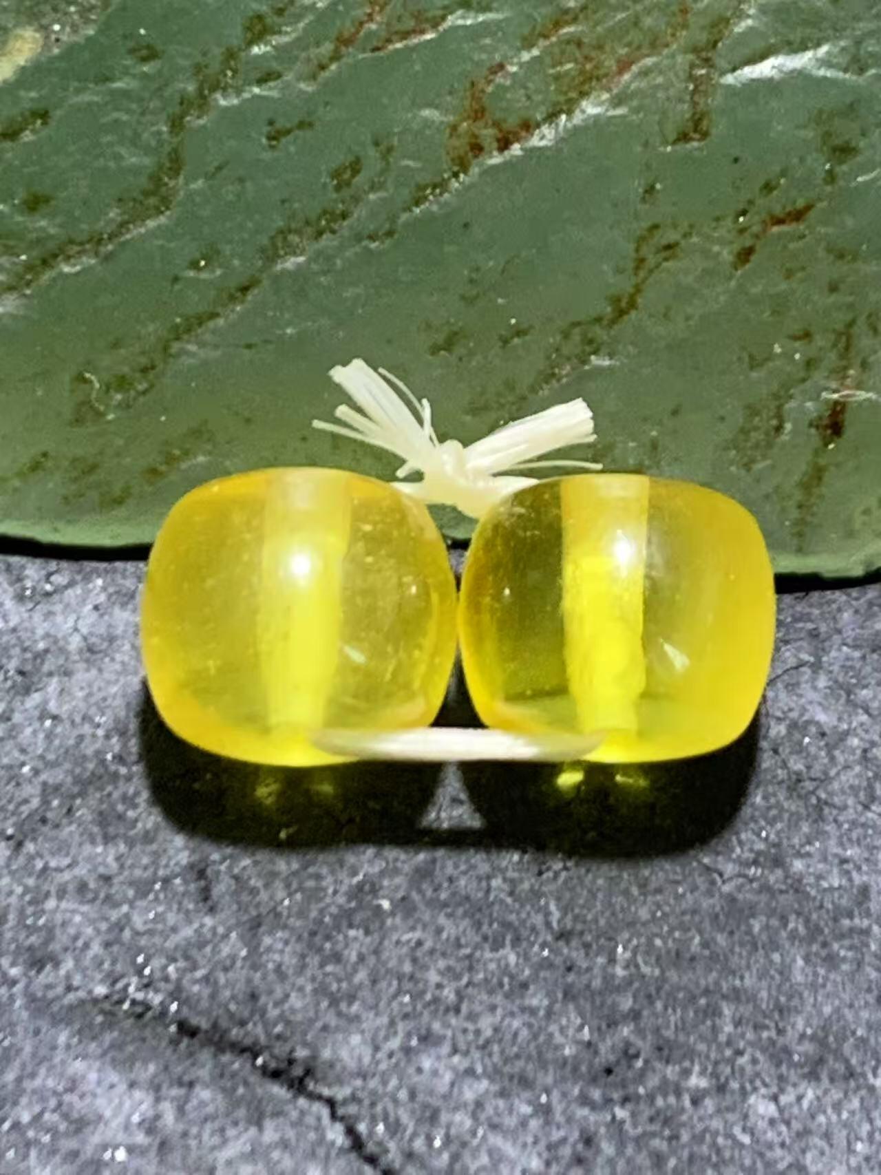 天然乌克兰原矿蜜蜡老形桶珠腰珠两颗，，