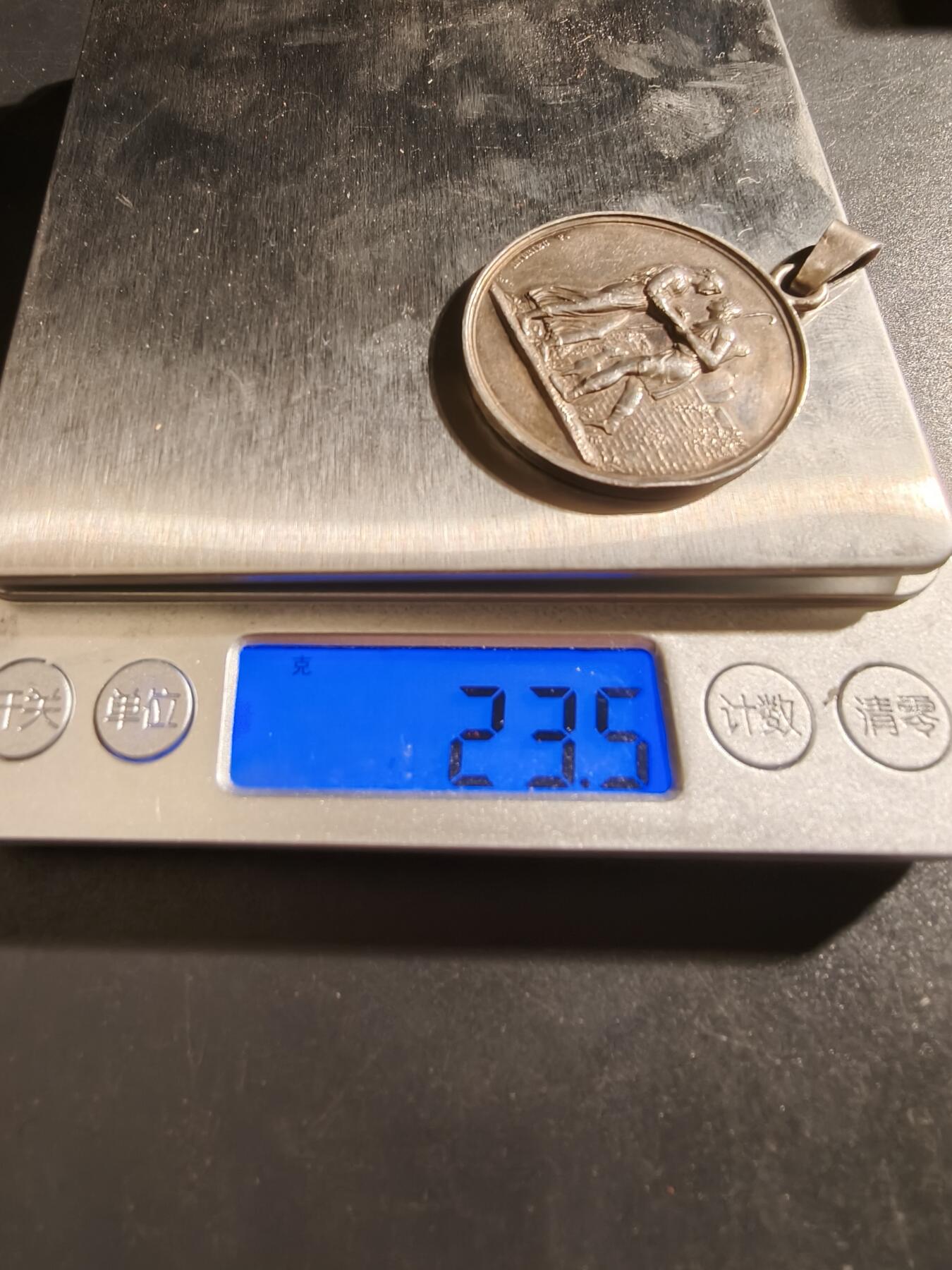 老王徽章第133期 法国婚章   带盒子   1896年授予带背铭   950银   直径38mm  重量23.5g   少见大尺寸版本