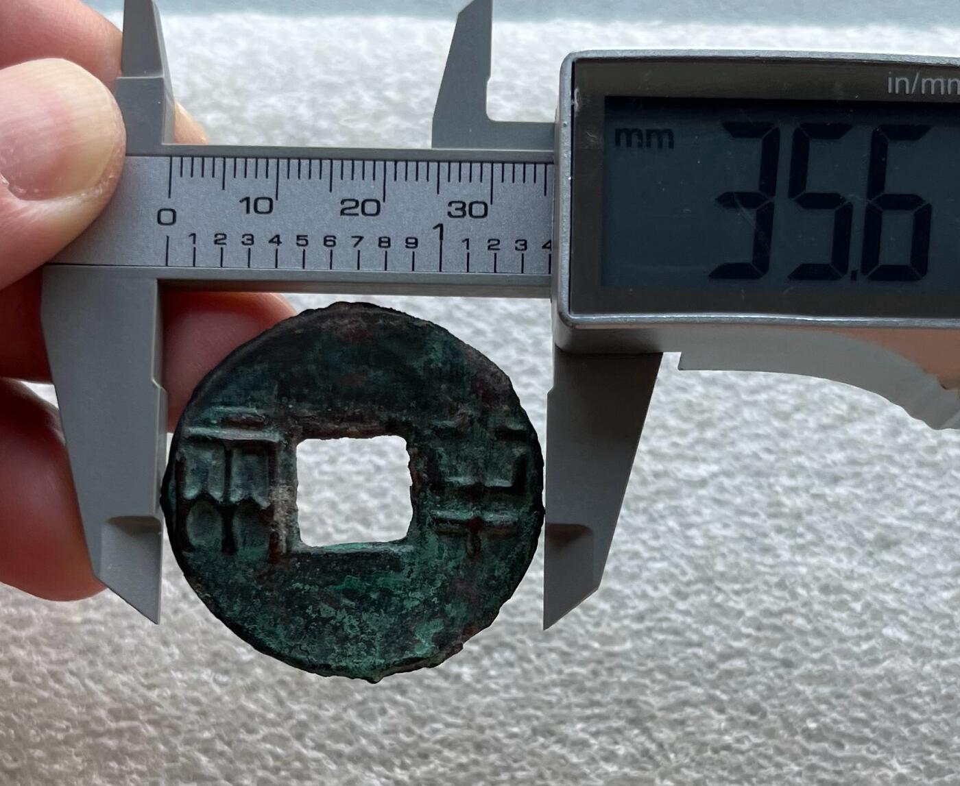 外国老铜银币，福在眼前手雕镂空玉牌，历代古钱币（含秦半两、五铢记号钱、常平五铢、会昌开元、南宋钱），彼得堡世界钱币勋章拍卖第129期 【日本回流】秦代半两钱、35.6mm、6.44克，漂亮的墨绿美锈，可评级品相。少见品种、标准秦始皇铸半两钱形制。背老朱砂书写