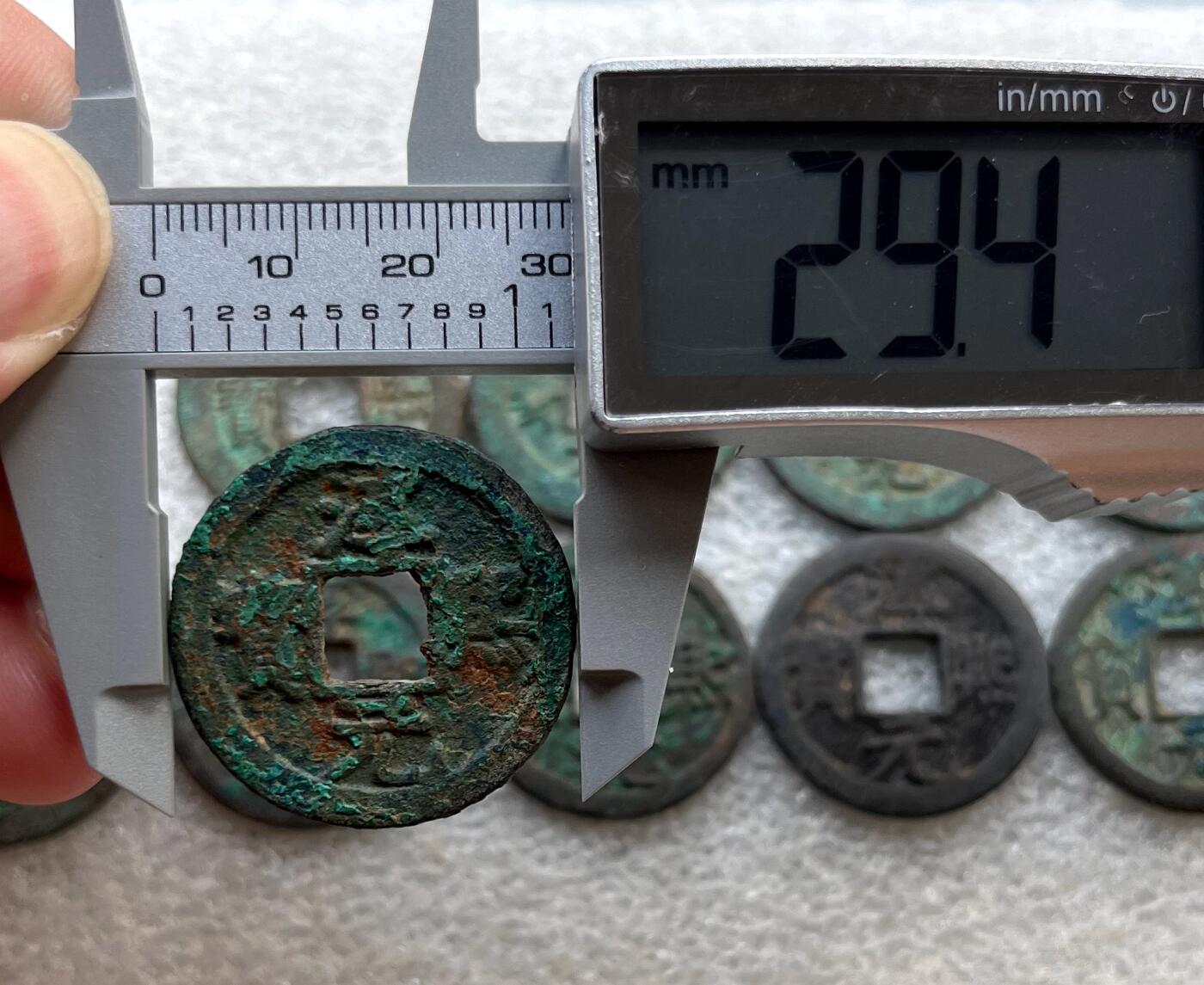 外国老铜银币，福在眼前手雕镂空玉牌，历代古钱币（含秦半两、五铢记号钱、常平五铢、会昌开元、南宋钱），彼得堡世界钱币勋章拍卖第129期 南宋孝宗铸淳熙元宝、背字纪年折二钱一组10枚。背星月、背捌~十六。少见品种、单枚市价几十元
