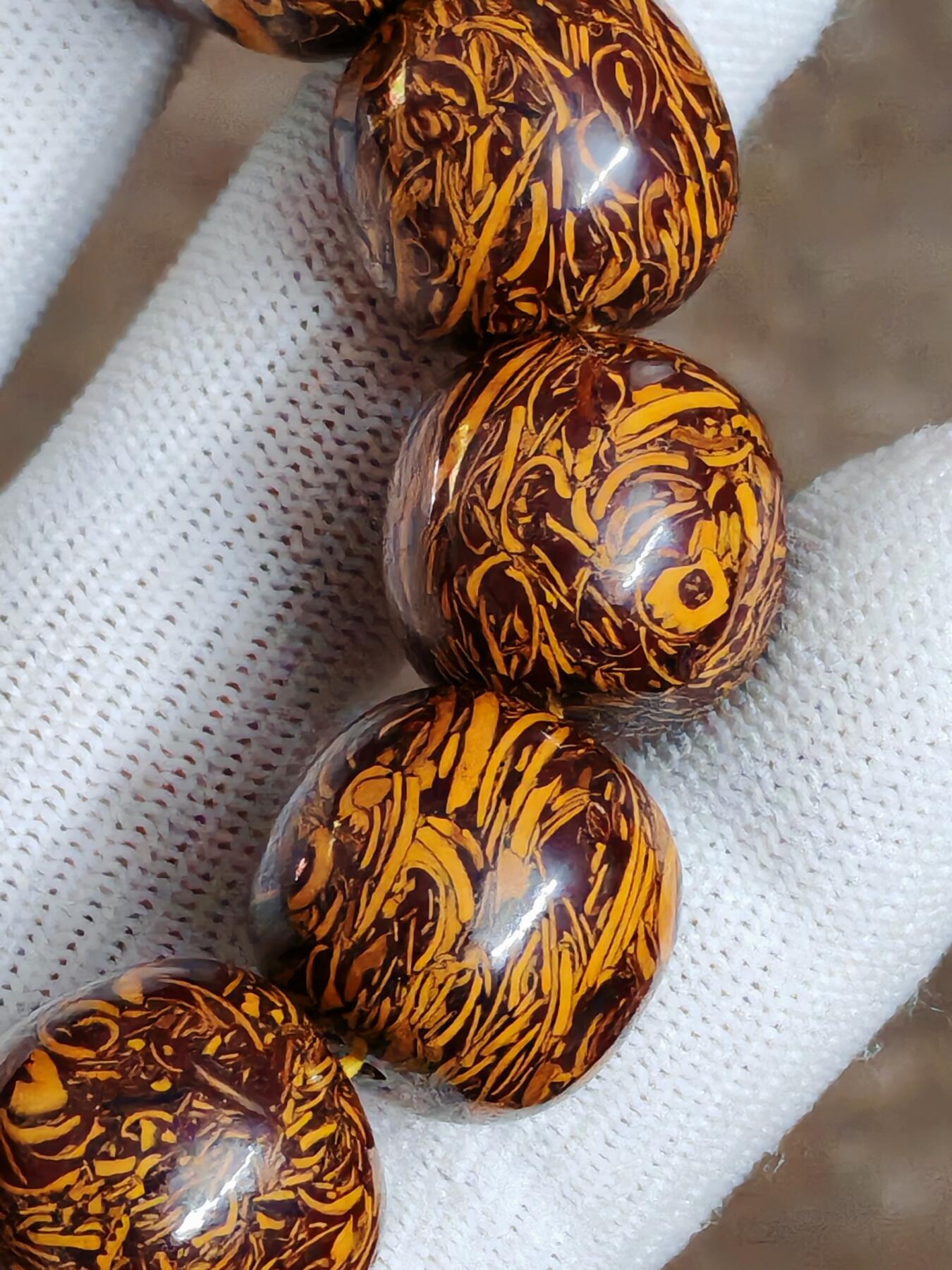 精品画面石金黄草花化石老型手串(34066)尺寸18mm13颗120克。
