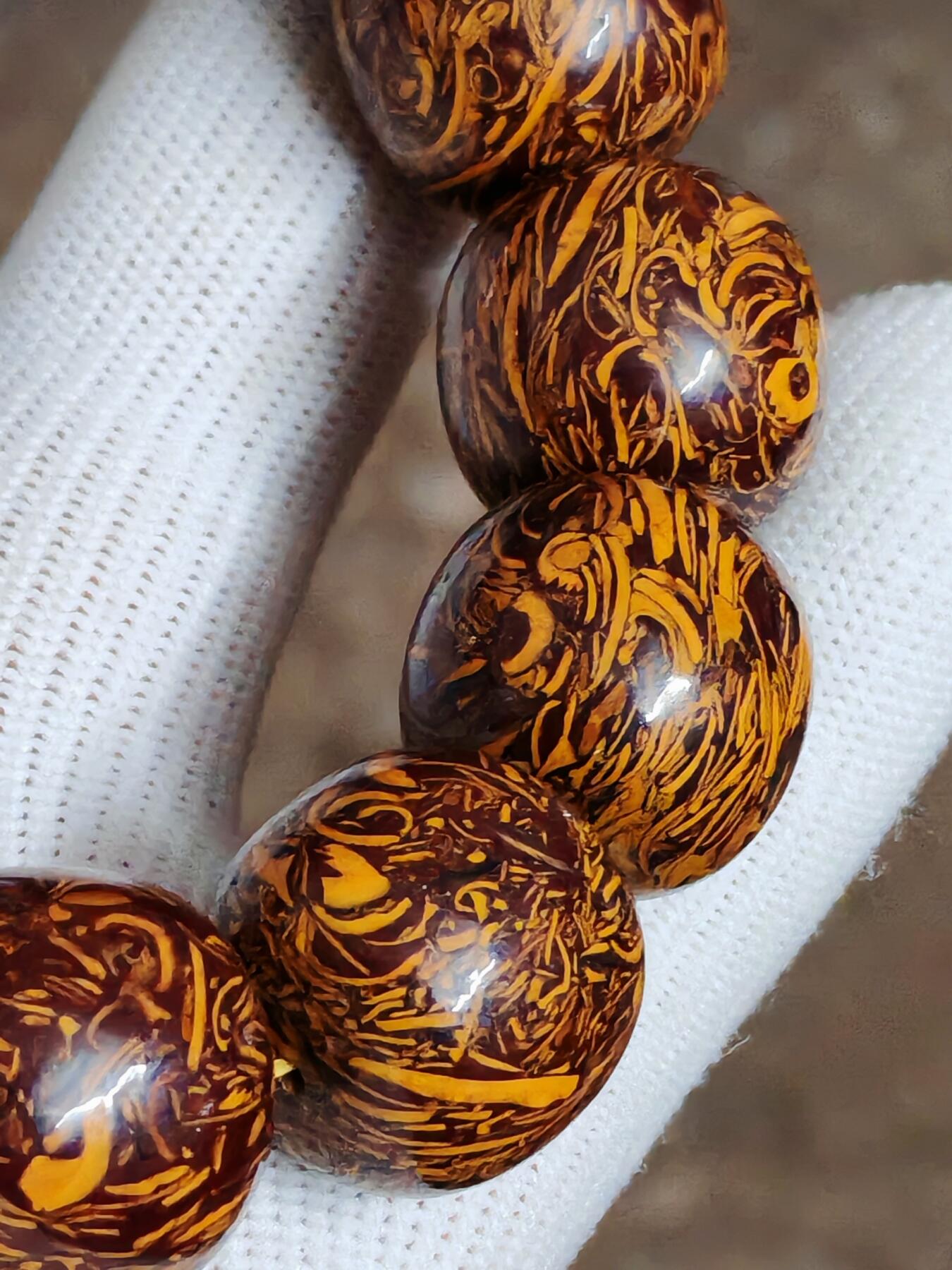精品画面石金黄草花化石老型手串(34066)尺寸18mm13颗120克。