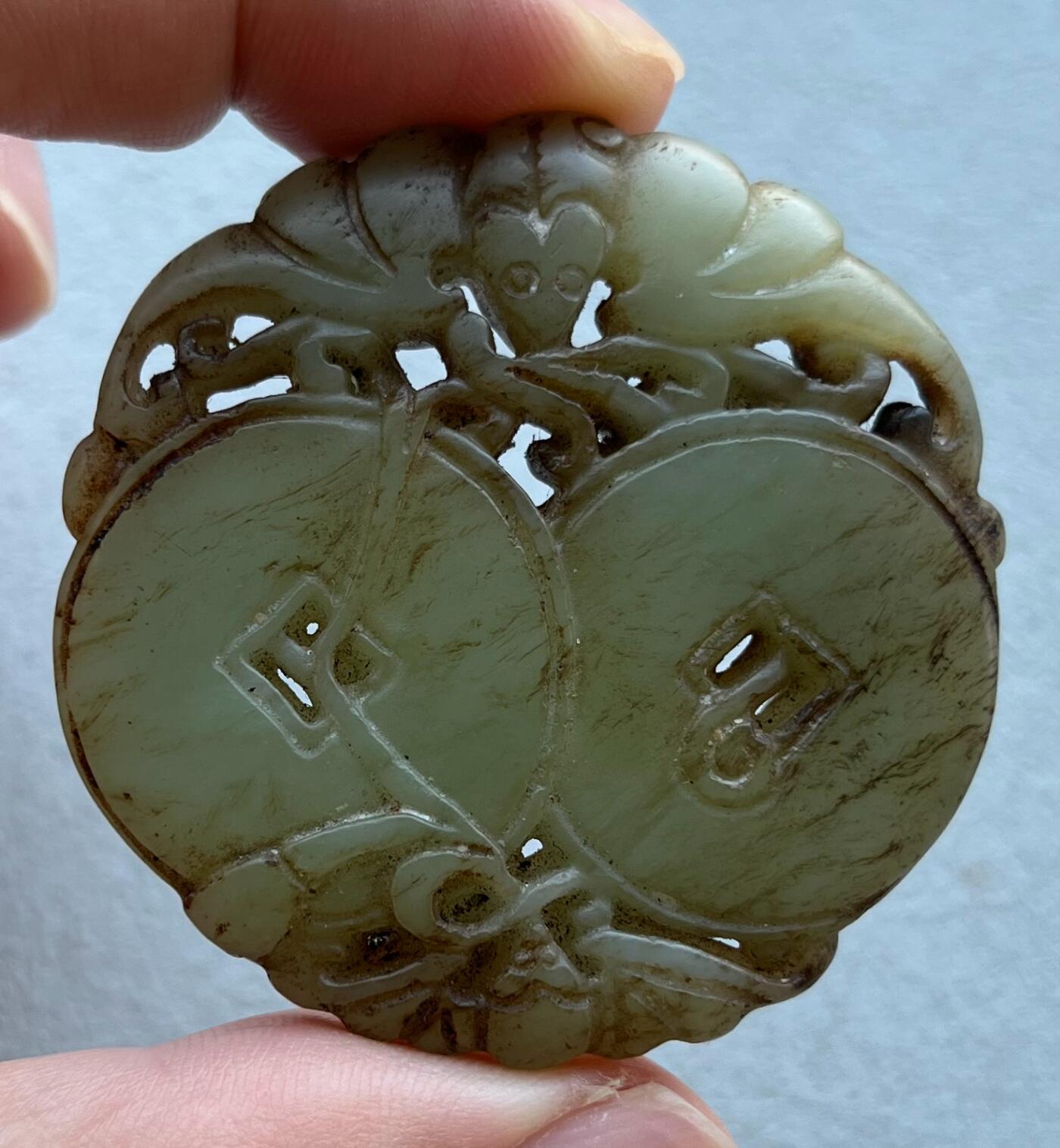 外国老铜银币，福在眼前手雕镂空玉牌，历代古钱币（含秦半两、五铢记号钱、常平五铢、会昌开元、南宋钱），彼得堡世界钱币勋章拍卖第129期 清末民国“福在眼前”手雕镂空玉佩、岫玉牌，蝙蝠/铜钱造型。49.2mm、27.8克。品相完好无裂、确认老玉、售出不退