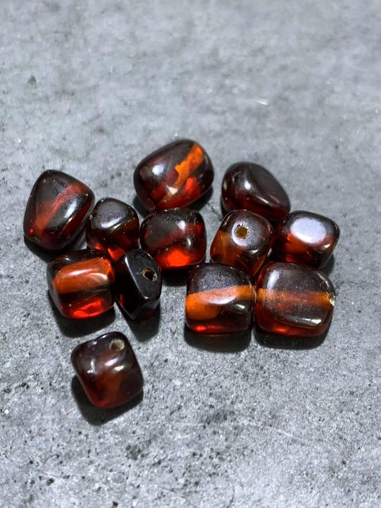 精美乌克兰血珀随形珠一组，