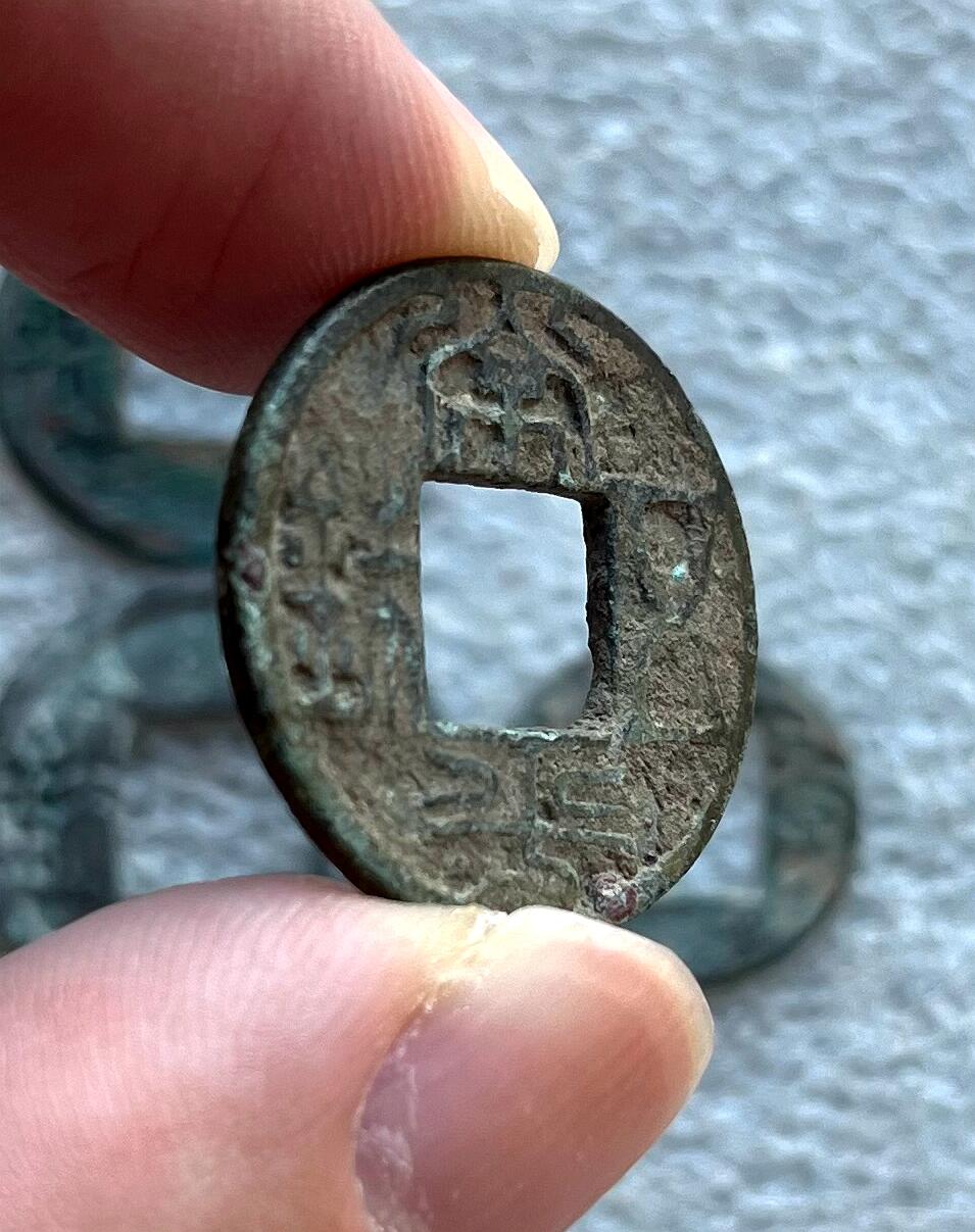 外国老铜银币，福在眼前手雕镂空玉牌，历代古钱币（含秦半两、五铢记号钱、常平五铢、会昌开元、南宋钱），彼得堡世界钱币勋章拍卖第129期 南北朝时期4枚币、少见品种：北魏永平五铢(狭五)，北齐常平五铢，南朝陈五铢，南朝宋孝建四铢、后期小钱(背无文)。常平五铢被称为最美五铢钱，热门品种