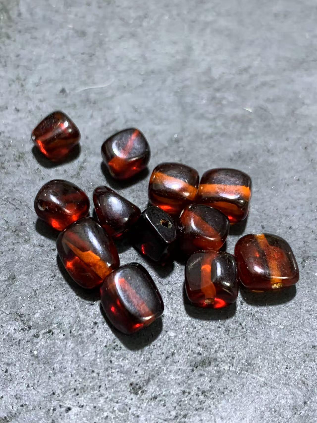 精美乌克兰血珀随形珠一组，