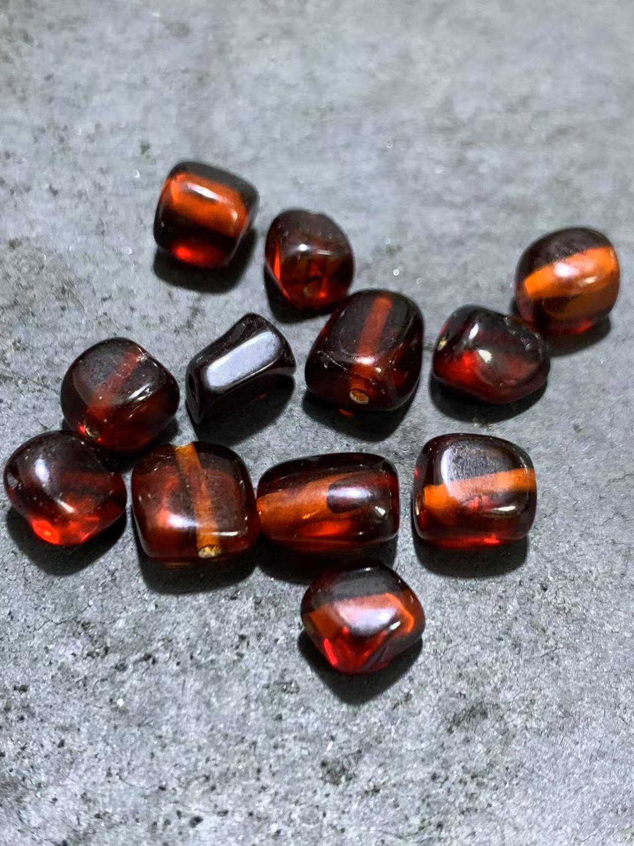 精美乌克兰血珀随形珠一组，