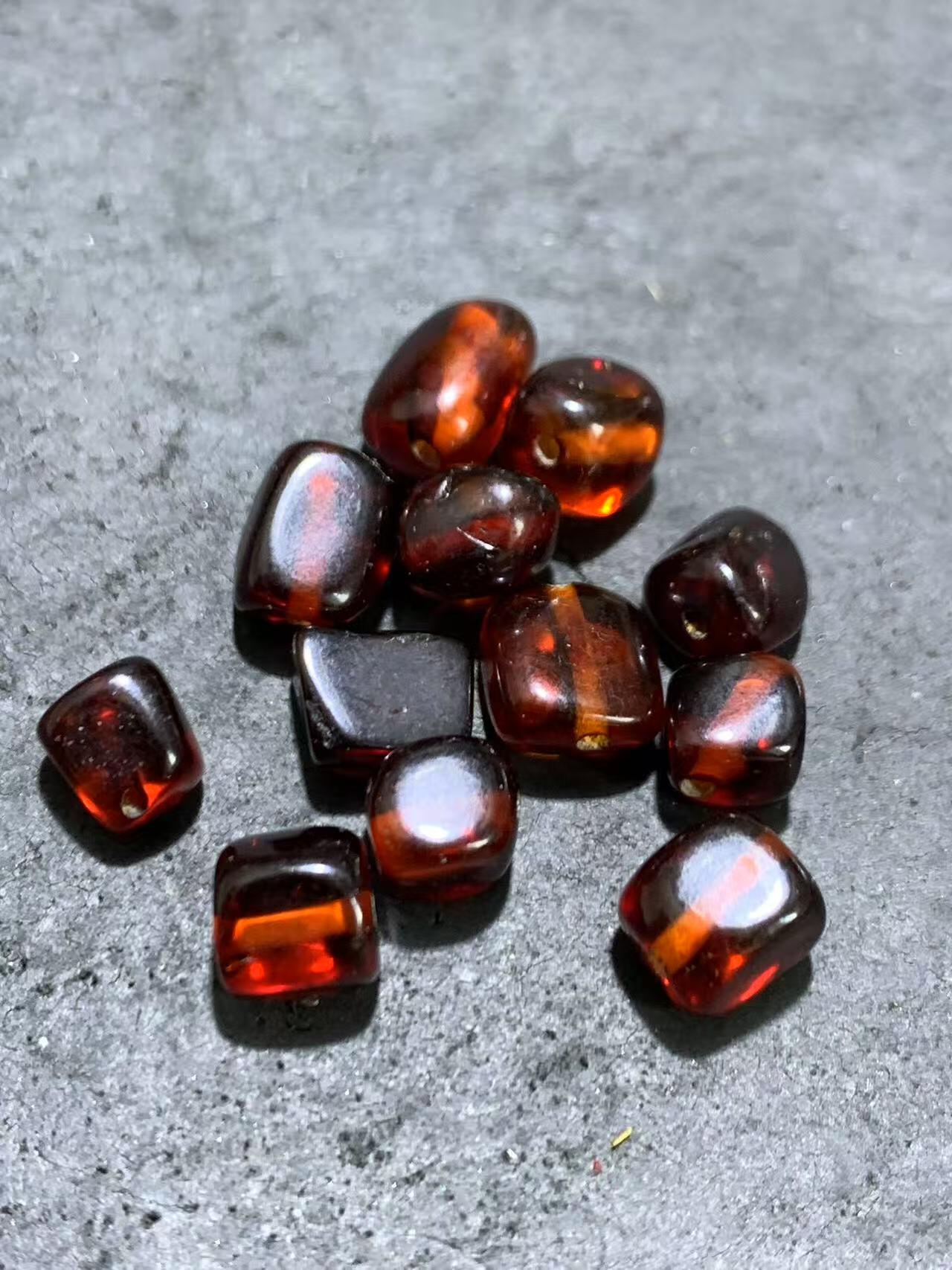 精美乌克兰血珀随形珠一组，