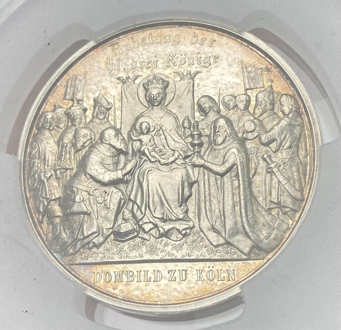 万国钱币拍卖第049期（万国夏季大拍） PCGS SP64 1880年德国圣城科隆大教堂竣工纪念大银章 50MM 超炫深黑底板精制镜面 此品种常见铜制、镀金与合金 银质首见！首见！首见！ 超高浮雕圣母与科隆大教堂相结合 绝对是德意志章牌中惊艳众生的顶级收藏品种 PC唯一冠军