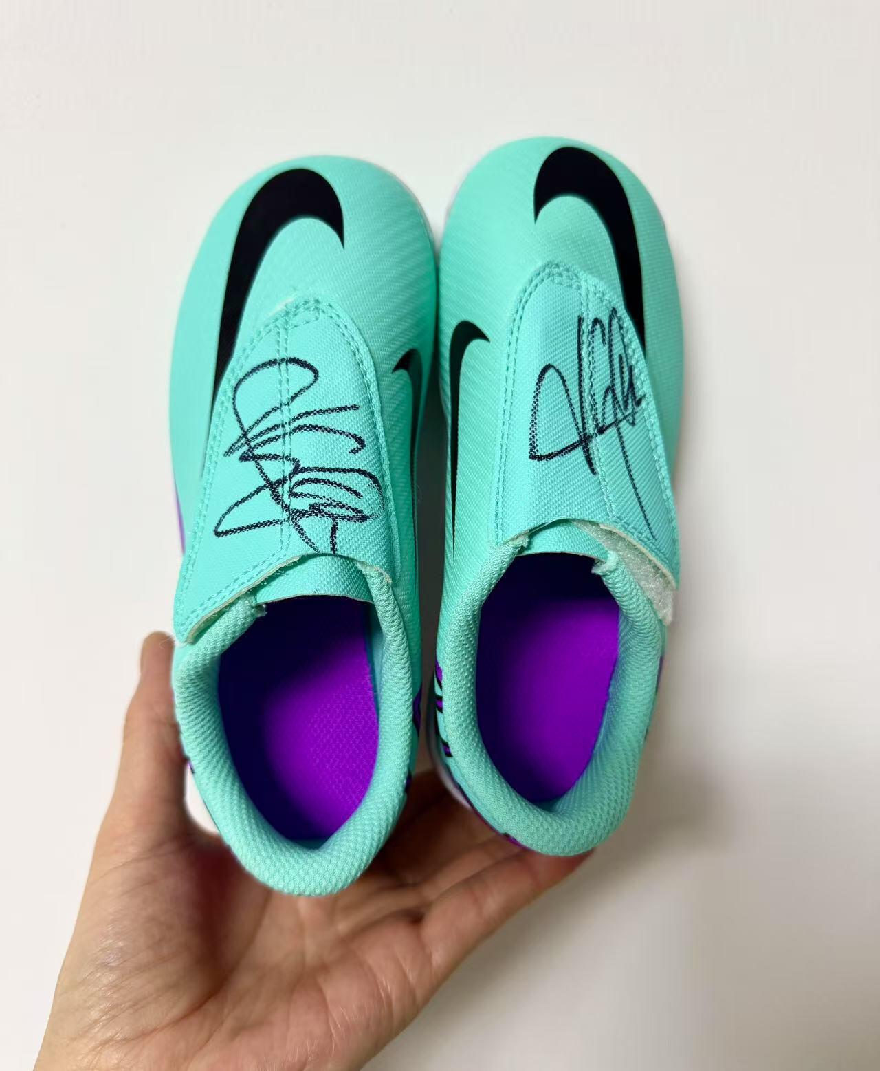 零元拍：基利安-姆巴佩亲笔签名Nike全球足球学院颁奖礼奖品Nike 刺客15     VAPOR MG 小球星战靴~