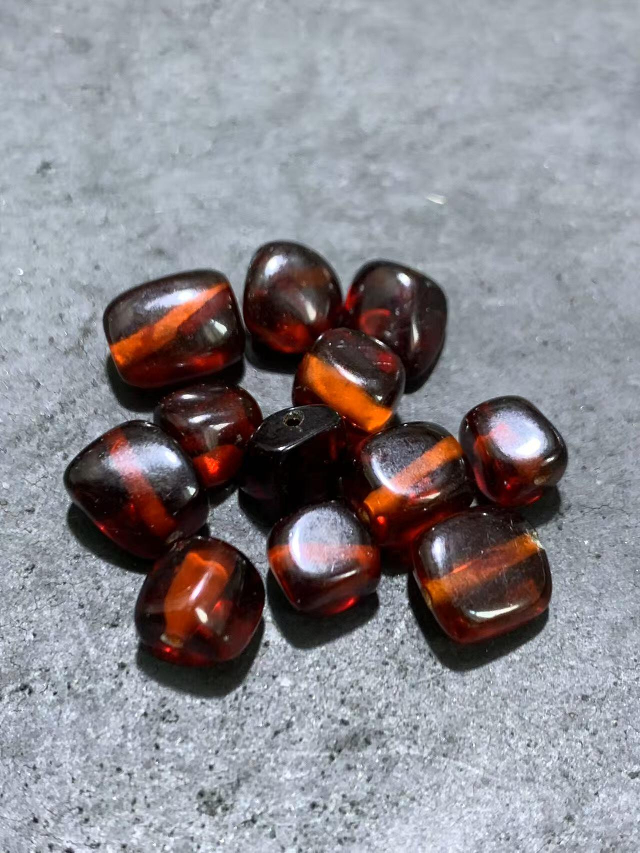 精美乌克兰血珀随形珠一组，