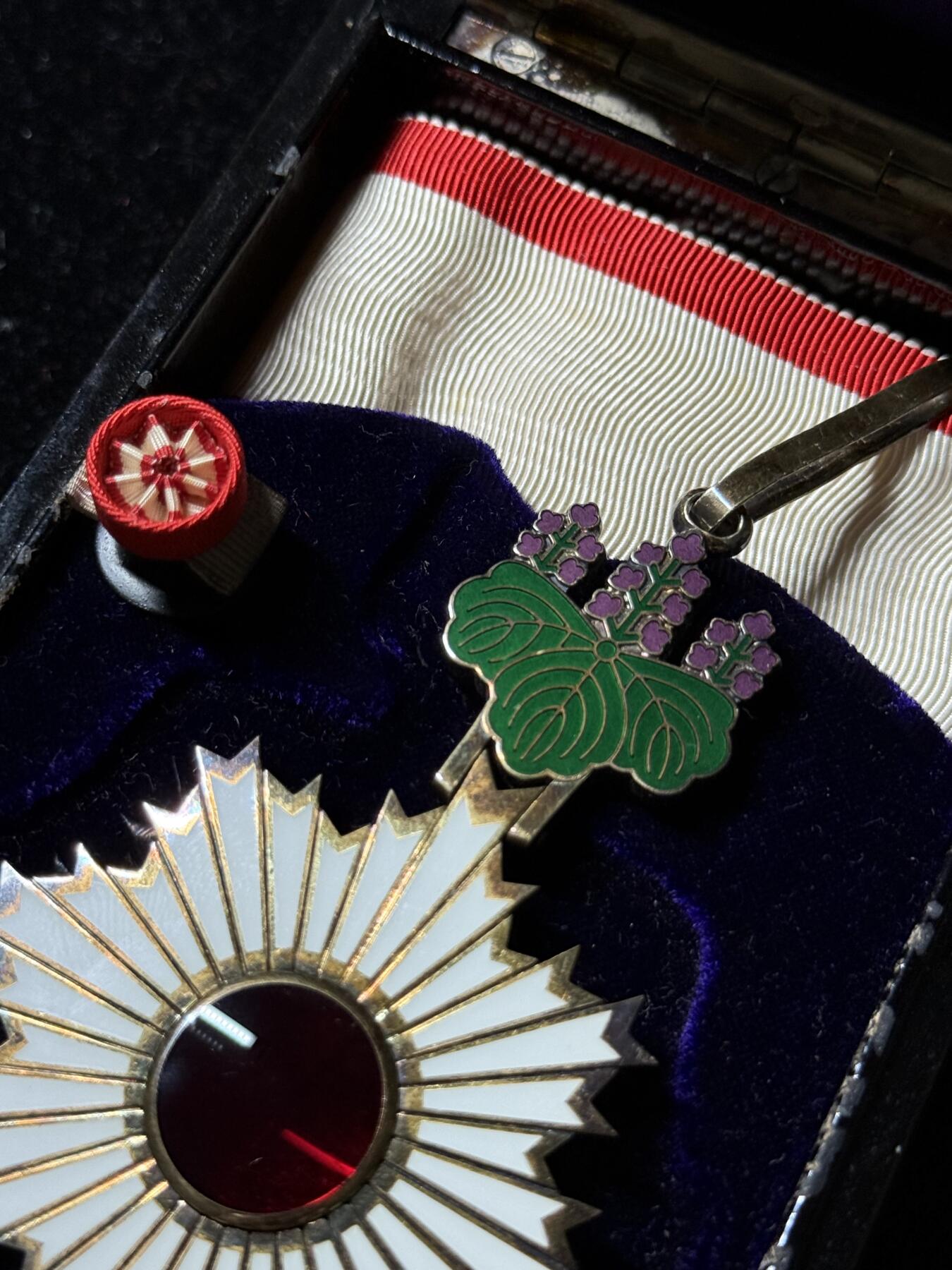 戎马世界章牌大赏第100期 勋三等旭日章，盒略齐全，盒子缺少盒扣