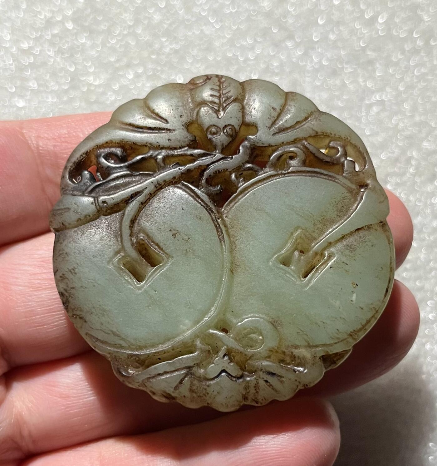外国老铜银币，福在眼前手雕镂空玉牌，历代古钱币（含秦半两、五铢记号钱、常平五铢、会昌开元、南宋钱），彼得堡世界钱币勋章拍卖第129期 清末民国“福在眼前”手雕镂空玉佩、岫玉牌，蝙蝠/铜钱造型。49.2mm、27.8克。品相完好无裂、确认老玉、售出不退