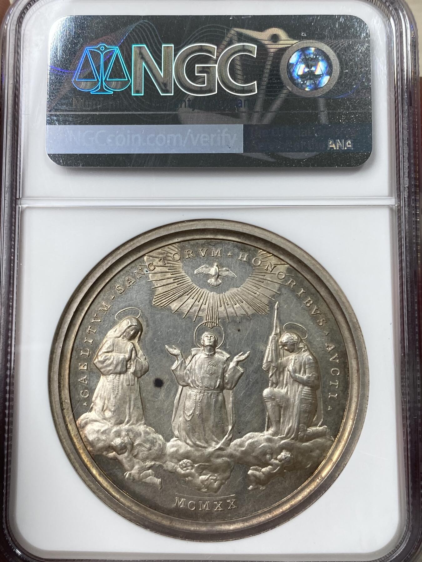 万国钱币拍卖第049期（万国夏季大拍） NGC MS63 1920年教皇国本笃十五世年度最佳嘉许纪念大银章 三位天使在圣灵的照耀下 环玫瑰金彩高浮雕极美收藏级