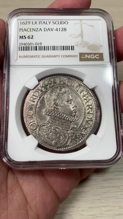 万国钱币拍卖第049期（万国夏季大拍） NGC MS62 意大利1629年法尔内塞家族SCUDO大银币 皮亚琴察铸。正面为穿着戎装的奥多阿尔多一世·法尔内塞，背面为雇佣兵打扮的守护圣人，将守护圣人极度世俗化，受到了家族成员和民众的推崇，导致流通非常充足，连博物馆都见不到品相完美的样本。此枚包浆均匀，底光犹存，NGC最高分，极其难得的一枚意系藏品。