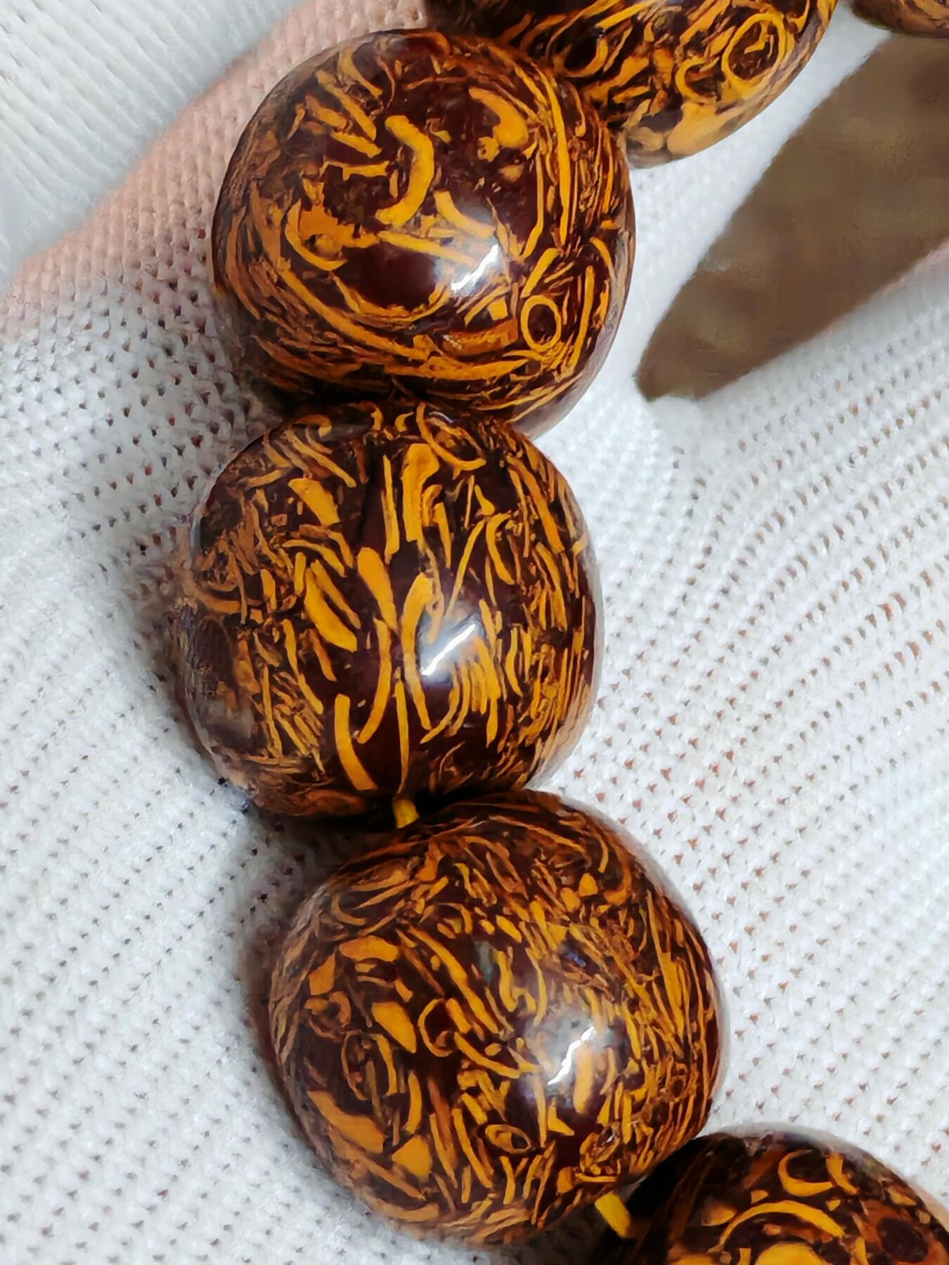 精品画面石金黄草花化石老型手串(34066)尺寸18mm13颗120克。