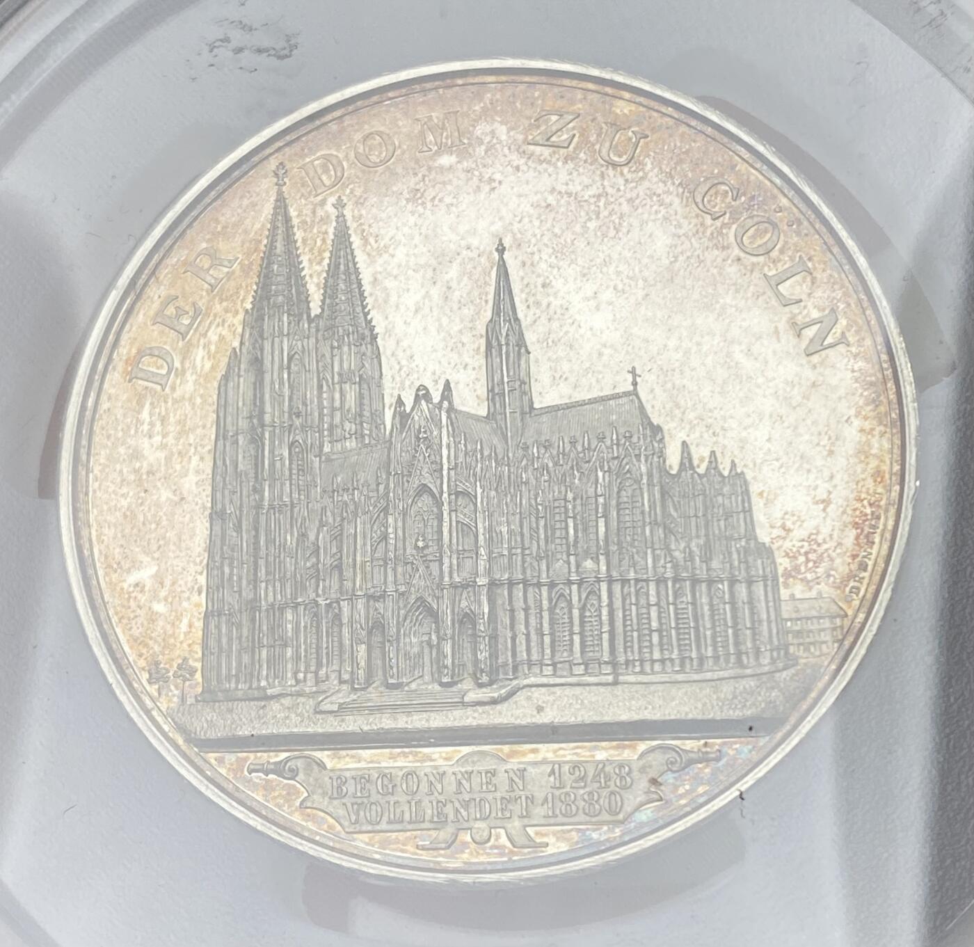 万国钱币拍卖第049期（万国夏季大拍） PCGS SP64 1880年德国圣城科隆大教堂竣工纪念大银章 50MM 超炫深黑底板精制镜面 此品种常见铜制、镀金与合金 银质首见！首见！首见！ 超高浮雕圣母与科隆大教堂相结合 绝对是德意志章牌中惊艳众生的顶级收藏品种 PC唯一冠军