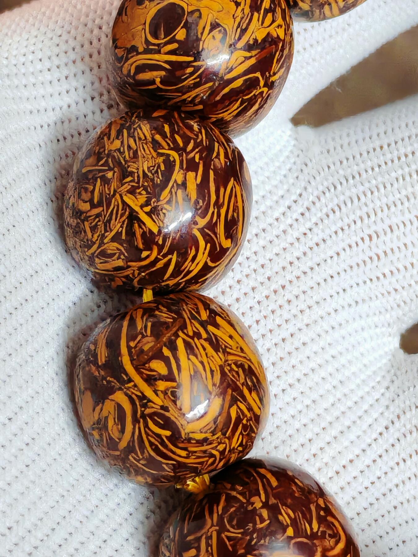 精品画面石金黄草花化石老型手串(34066)尺寸18mm13颗120克。