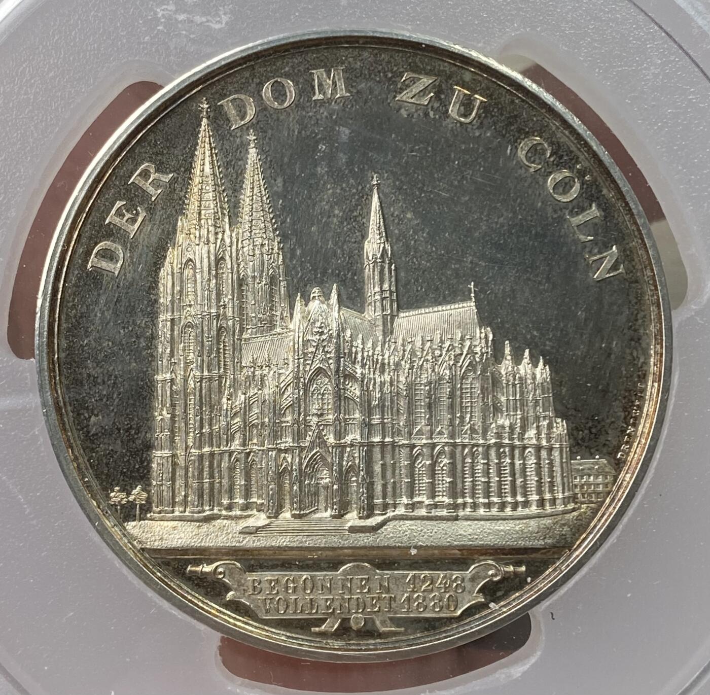 万国钱币拍卖第049期（万国夏季大拍） PCGS SP64 1880年德国圣城科隆大教堂竣工纪念大银章 50MM 超炫深黑底板精制镜面 此品种常见铜制、镀金与合金 银质首见！首见！首见！ 超高浮雕圣母与科隆大教堂相结合 绝对是德意志章牌中惊艳众生的顶级收藏品种 PC唯一冠军