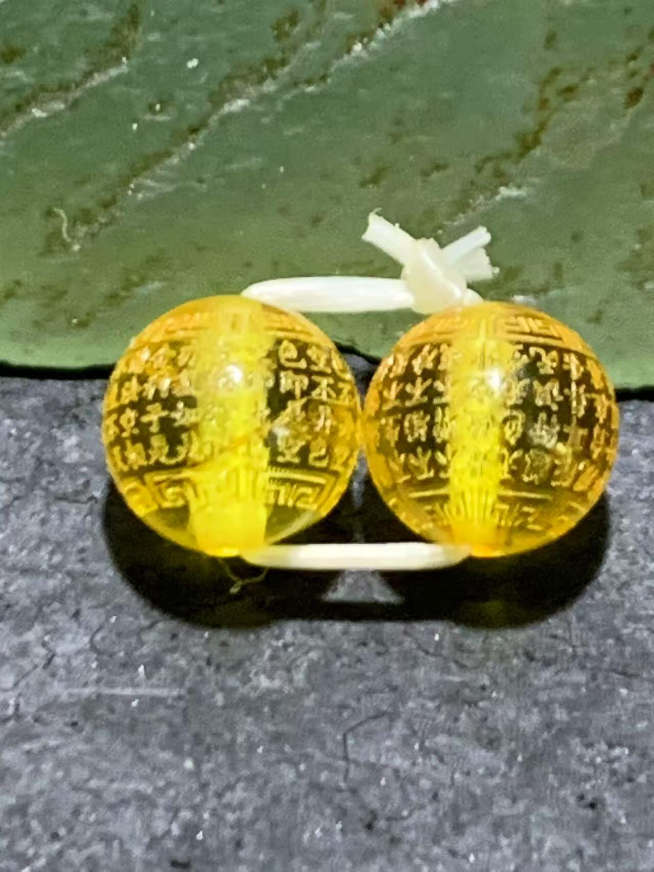 天然乌克兰原矿蜜蜡雕刻心经小腰珠两颗，，