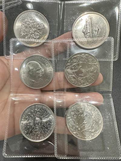 《外钞收藏家》第五百四十四期（本期大蚂蚁、英镑首发、港币等精品以及品种丰富的裸币）（本平台长期征集拍品、欢迎藏友们联系合作） - 英属25便士和大克朗纪念币 六枚一起