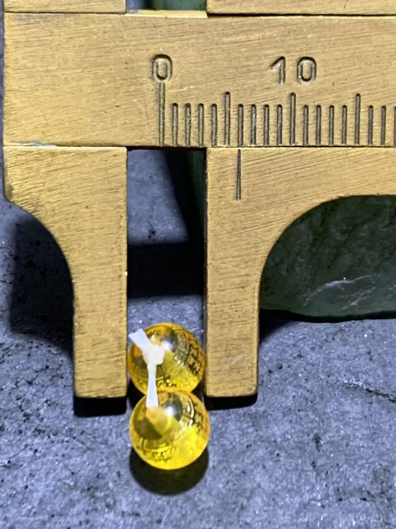 天然乌克兰原矿蜜蜡雕刻心经小腰珠两颗，，