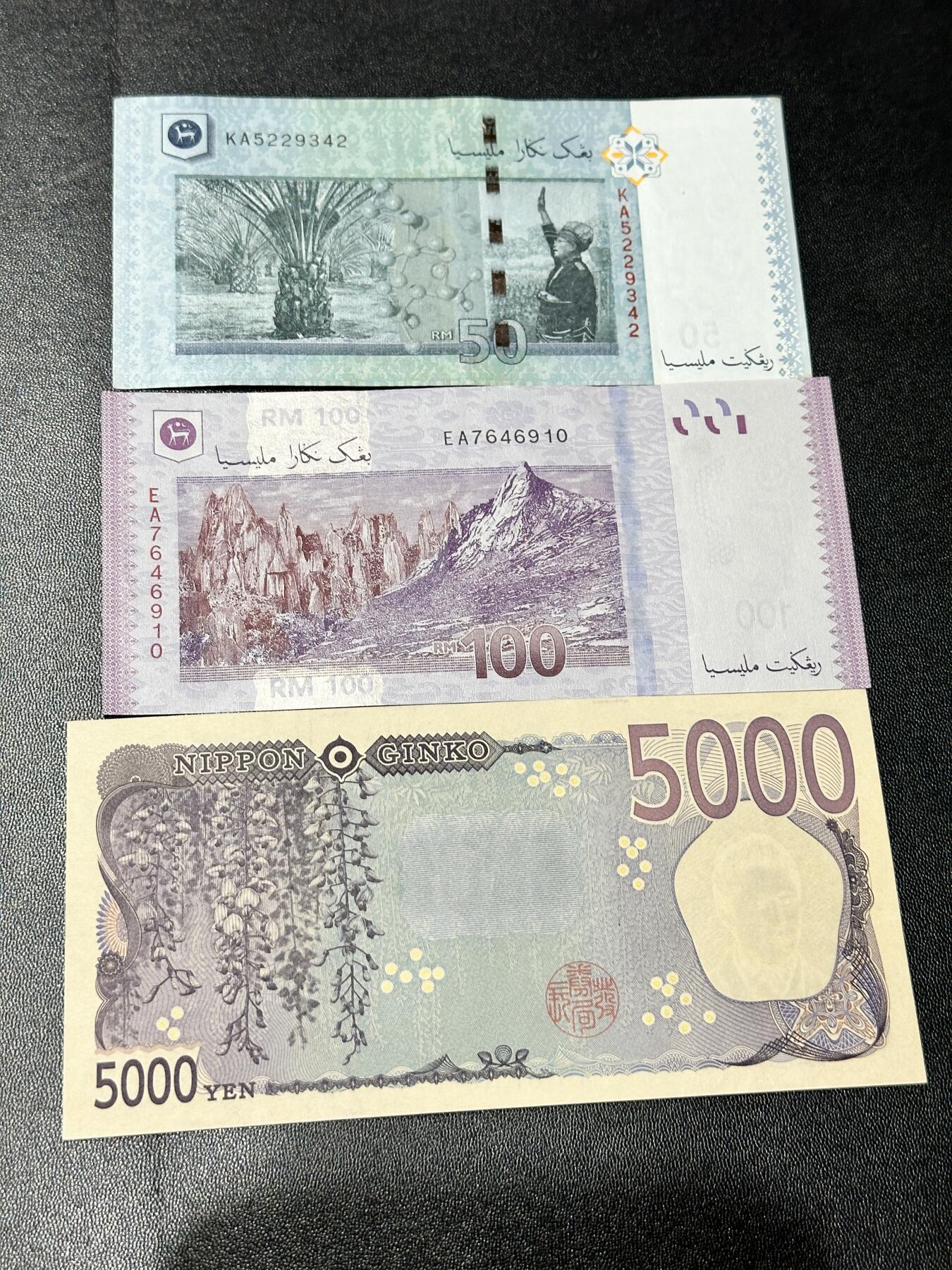 《外钞收藏家》第五百四十四期（本期大蚂蚁、英镑首发、港币等精品以及品种丰富的裸币）（本平台长期征集拍品、欢迎藏友们联系合作） 马来西亚50和100林吉特+5000日元 三张一起 AU左右品相