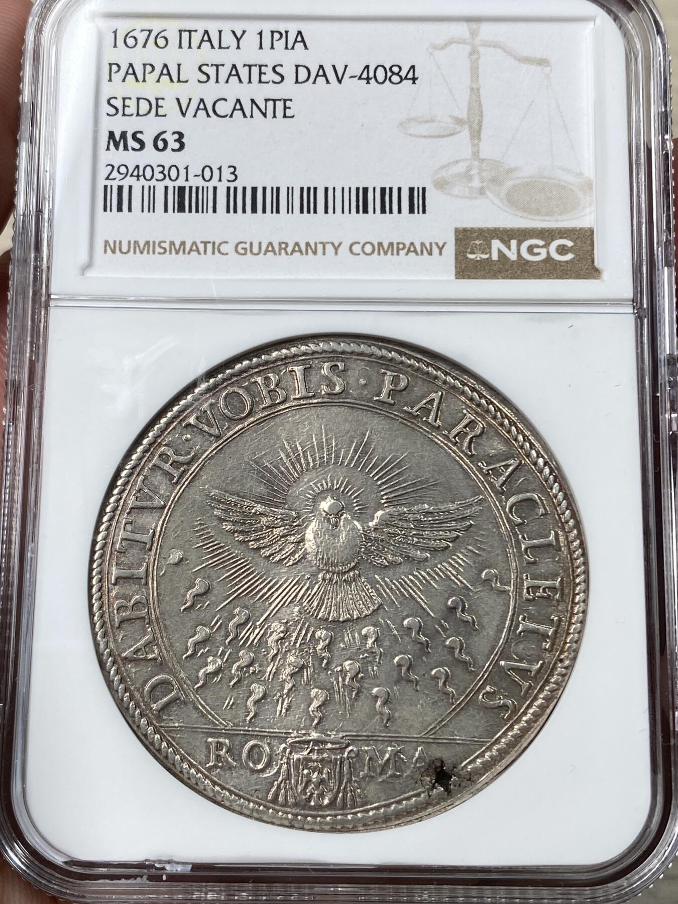 万国钱币拍卖第049期（万国夏季大拍） NGC MS63 1676年意大利教皇国缺位1皮阿斯特大银，教皇国缺位系列大银中最经典的品种。正面为火焰中散发着光芒的圣鸽，背面为帕鲁佐·帕鲁齐·阿尔贝托尼·阿尔蒂埃里的教会徽章。NGC亚军分，冠军为今年意大利拍出的65分，7000欧落槌，到手约合人民币7万。亚军63分一共5枚，其中三枚均出自一位中国收藏家，第四枚在HA派拉蒙集藏拍出，仅有一枚出处未知，来源清晰，数量稀少。