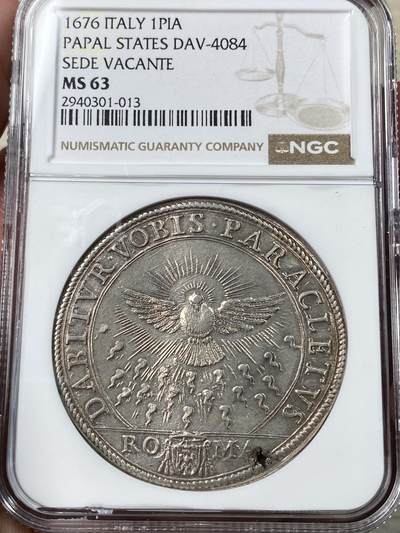 万国钱币拍卖第049期（万国夏季大拍） - NGC MS63 1676年意大利教皇国缺位1皮阿斯特大银，教皇国缺位系列大银中最经典的品种。正面为火焰中散发着光芒的圣鸽，背面为帕鲁佐·帕鲁齐·阿尔贝托尼·阿尔蒂埃里的教会徽章。NGC亚军分，冠军为今年意大利拍出的65分，7000欧落槌，到手约合人民币7万。亚军63分一共5枚，其中三枚均出自一位中国收藏家，第四枚在HA派拉蒙集藏拍出，仅有一枚出处未知，来源清晰，数量稀少。