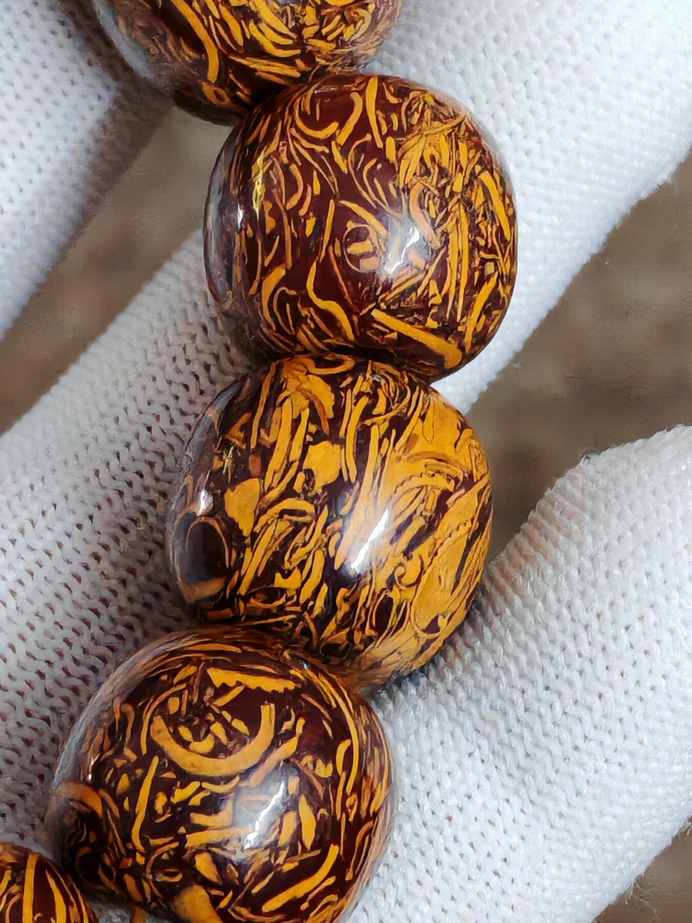 精品画面石金黄草花化石老型手串(34066)尺寸18mm13颗120克。